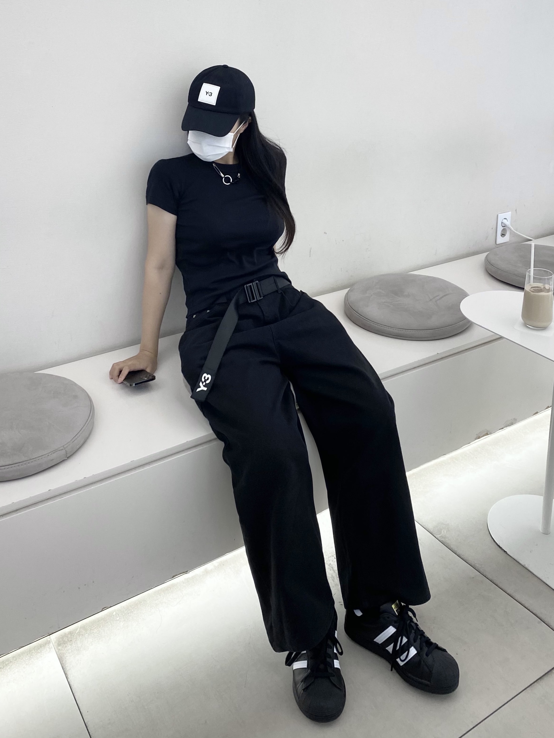 Adidas Superstar Core Black White 착용 스타일 - 1