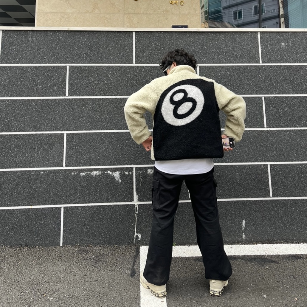 Nike x Stussy Air Zoom Spiridon Cage 2 Fossil, Stussy 8 Ball Sherpa Jacket Natural 착용 스타일 - 2