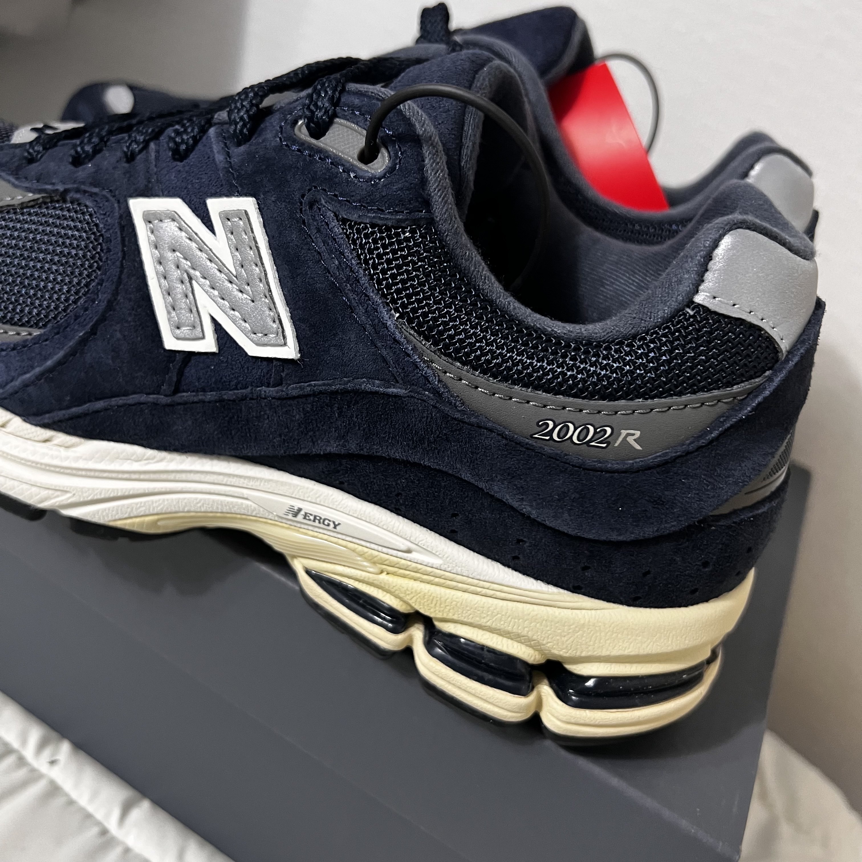 New Balance 2002R Eclipse Castlerock 착용 스타일 - 2
