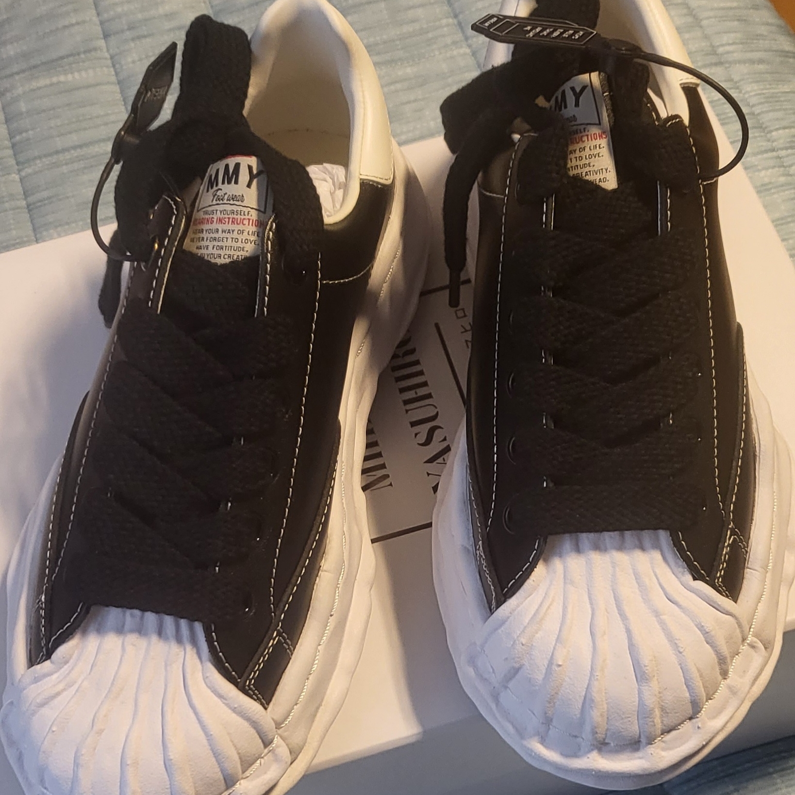 Maison Mihara Yasuhiro Blakey OG Sole Leather Low-top Sneakers Black 착용 스타일 - 3