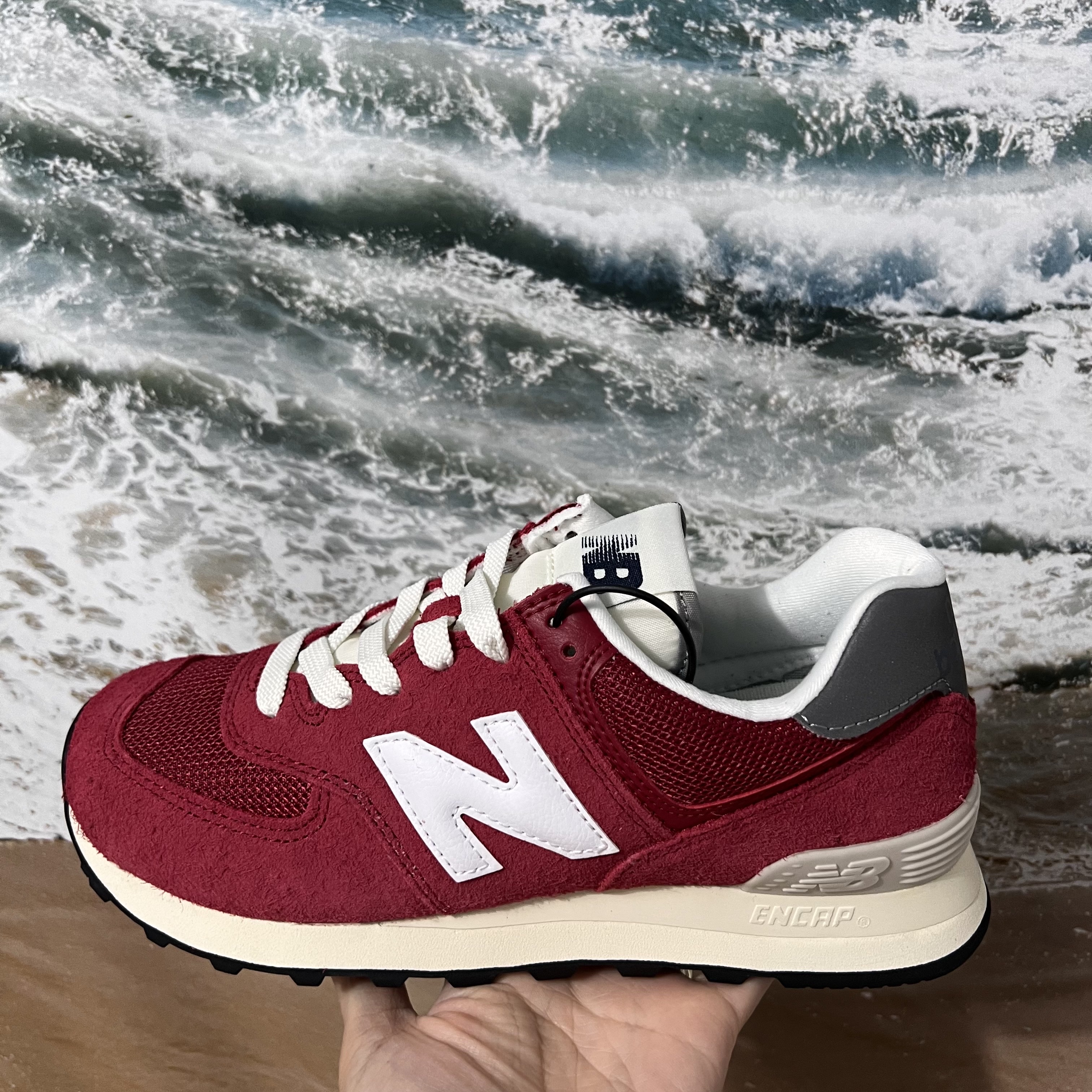 New Balance 574 Heritage Red 착용 스타일 - 1