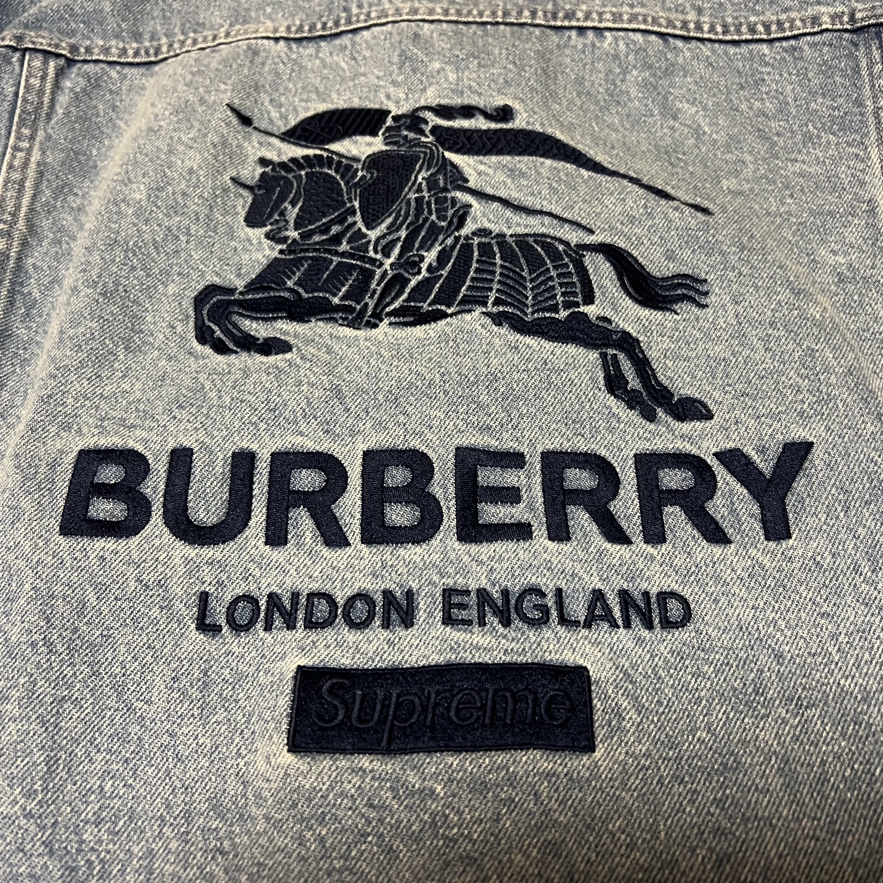 Supreme Bandana Box Logo Hooded Sweatshirt Heather Grey - 19FW, Supreme x Burberry Denim Trucker Jacket Pink - 22SS 착용 스타일 - 4