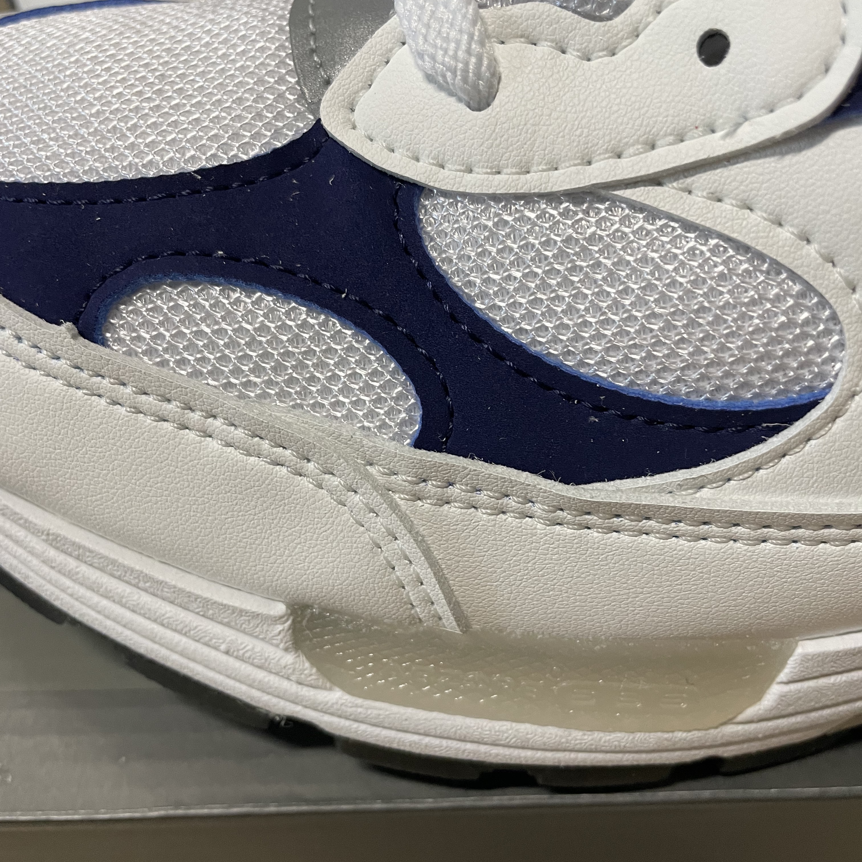 New Balance 992 Made in USA White Navy 착용 스타일 - 3