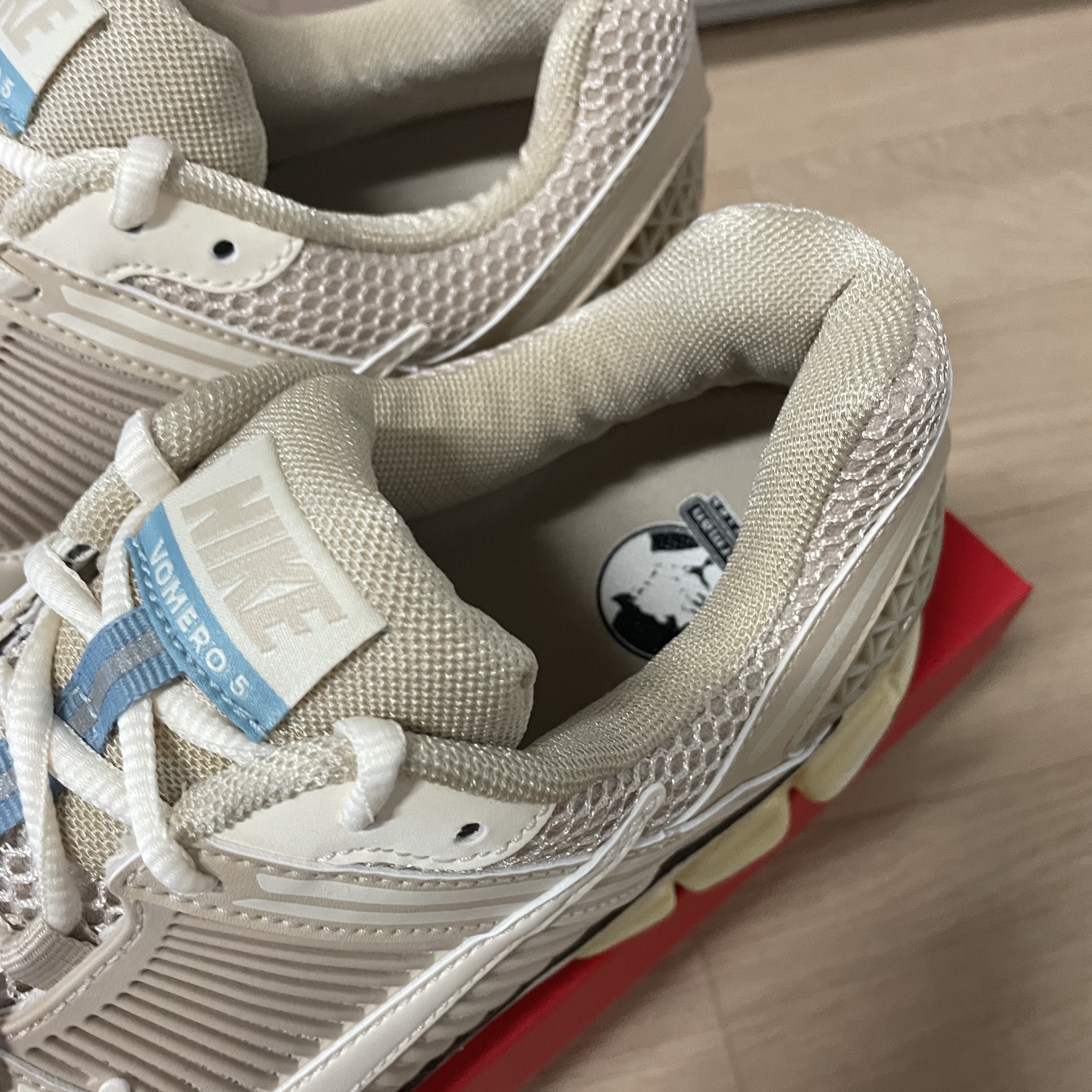 (W) Nike Zoom Vomero 5 Oatmeal 착용 스타일 - 4