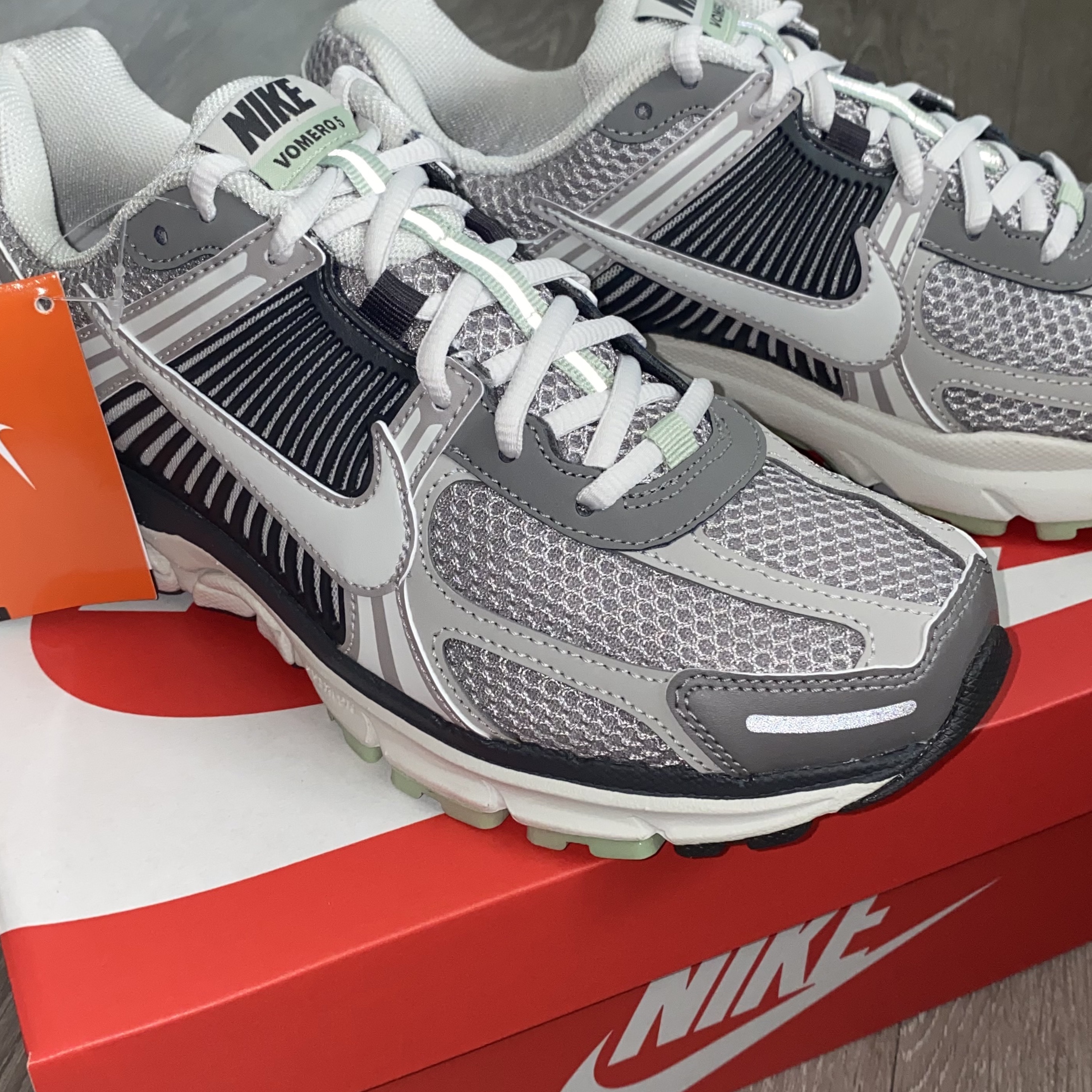 (W) Nike Zoom Vomero 5 Cobblestone and Flat Pewter 착용 스타일