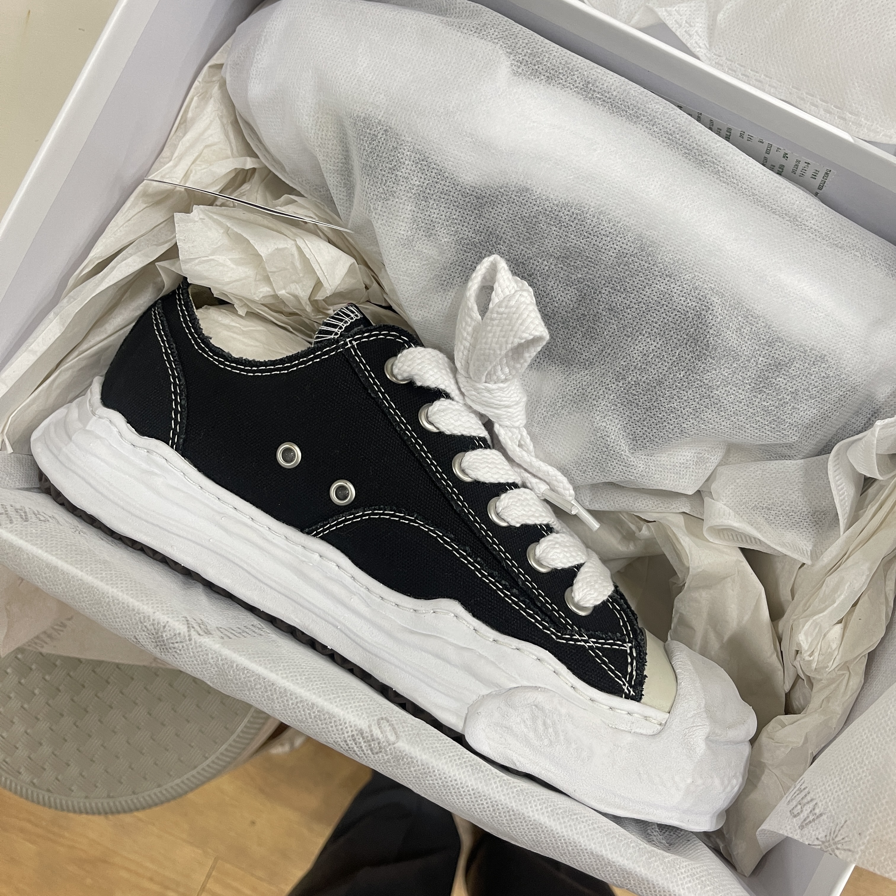 Maison Mihara Yasuhiro Hank OG Sole Canvas Low-top Sneakers Black 착용 스타일 - 2