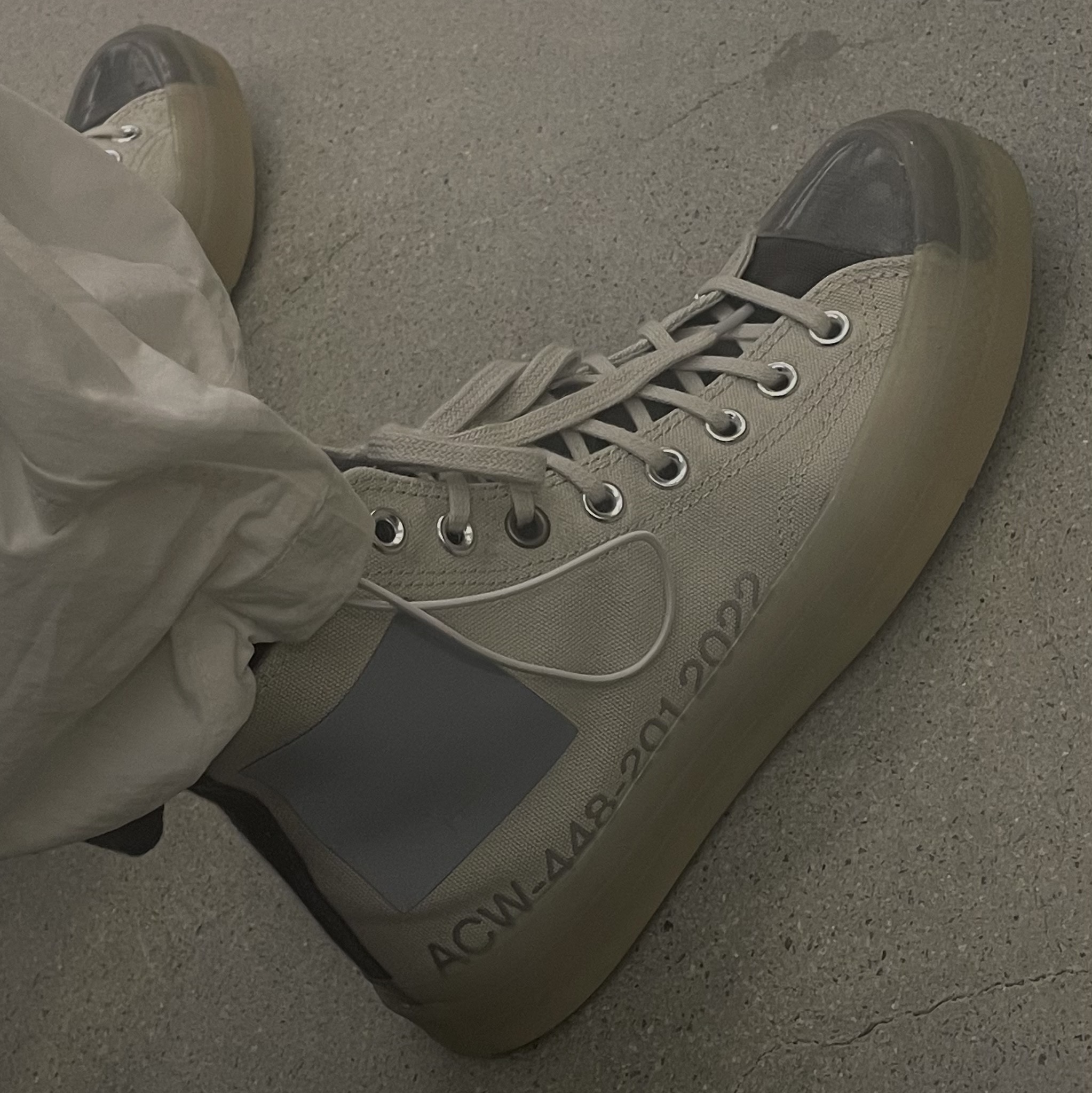 Converse x A-Cold-Wall Chuck 70 Hi Silver Birch 착용 스타일