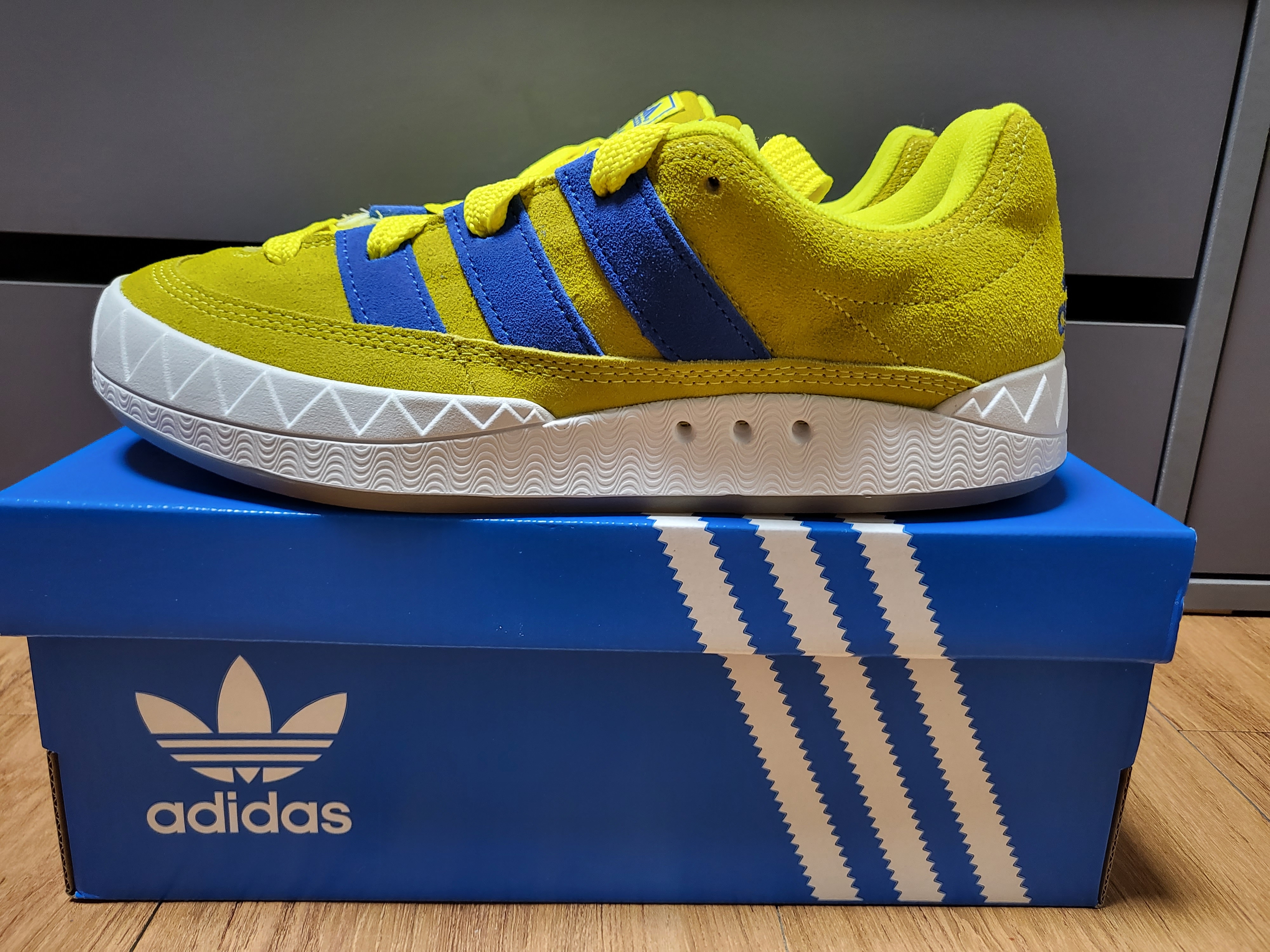Adidas Adimatic Bright Yellow Blue 착용 스타일