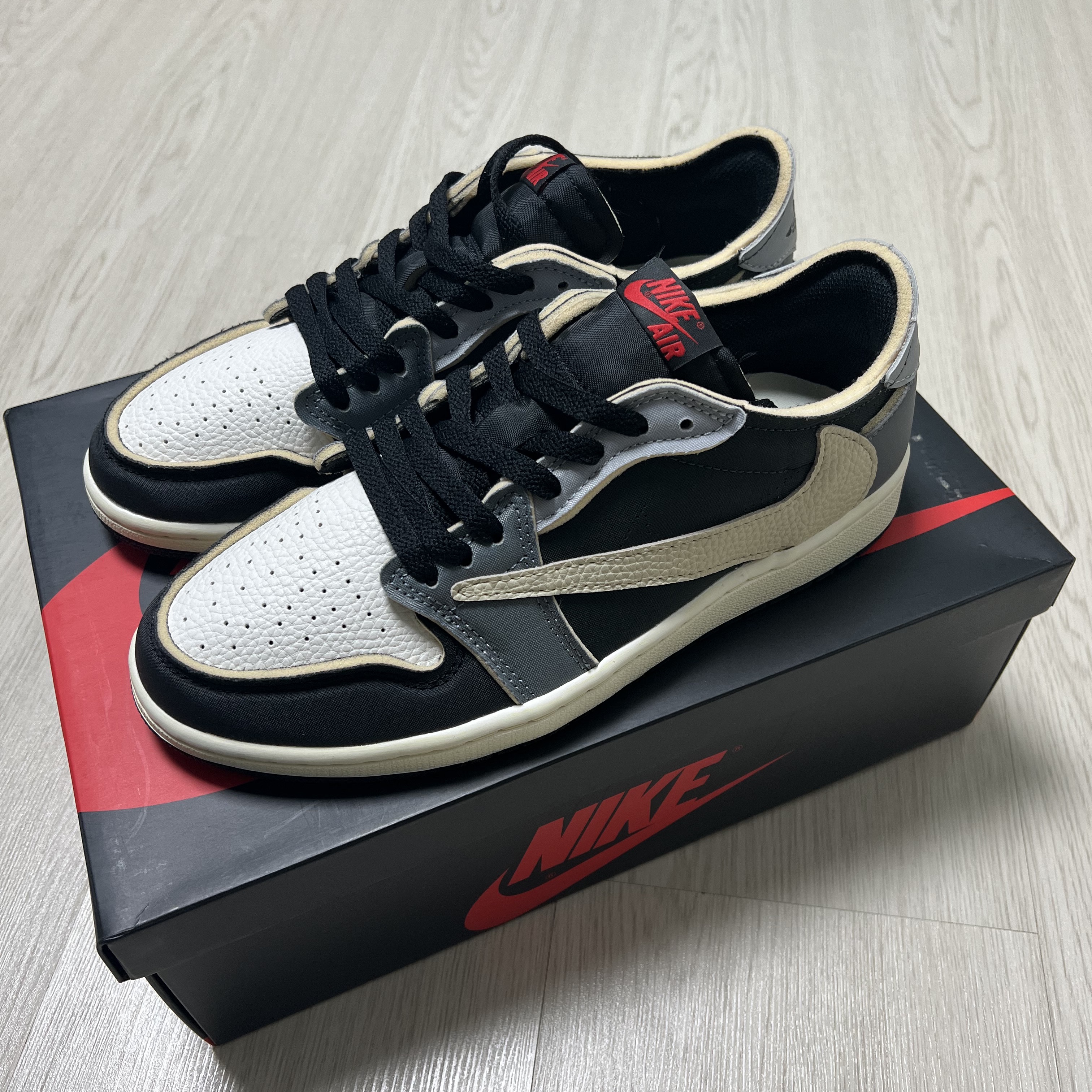 Jordan 1 Retro Low OG EX Black and Smoke Grey 착용 스타일 - 2
