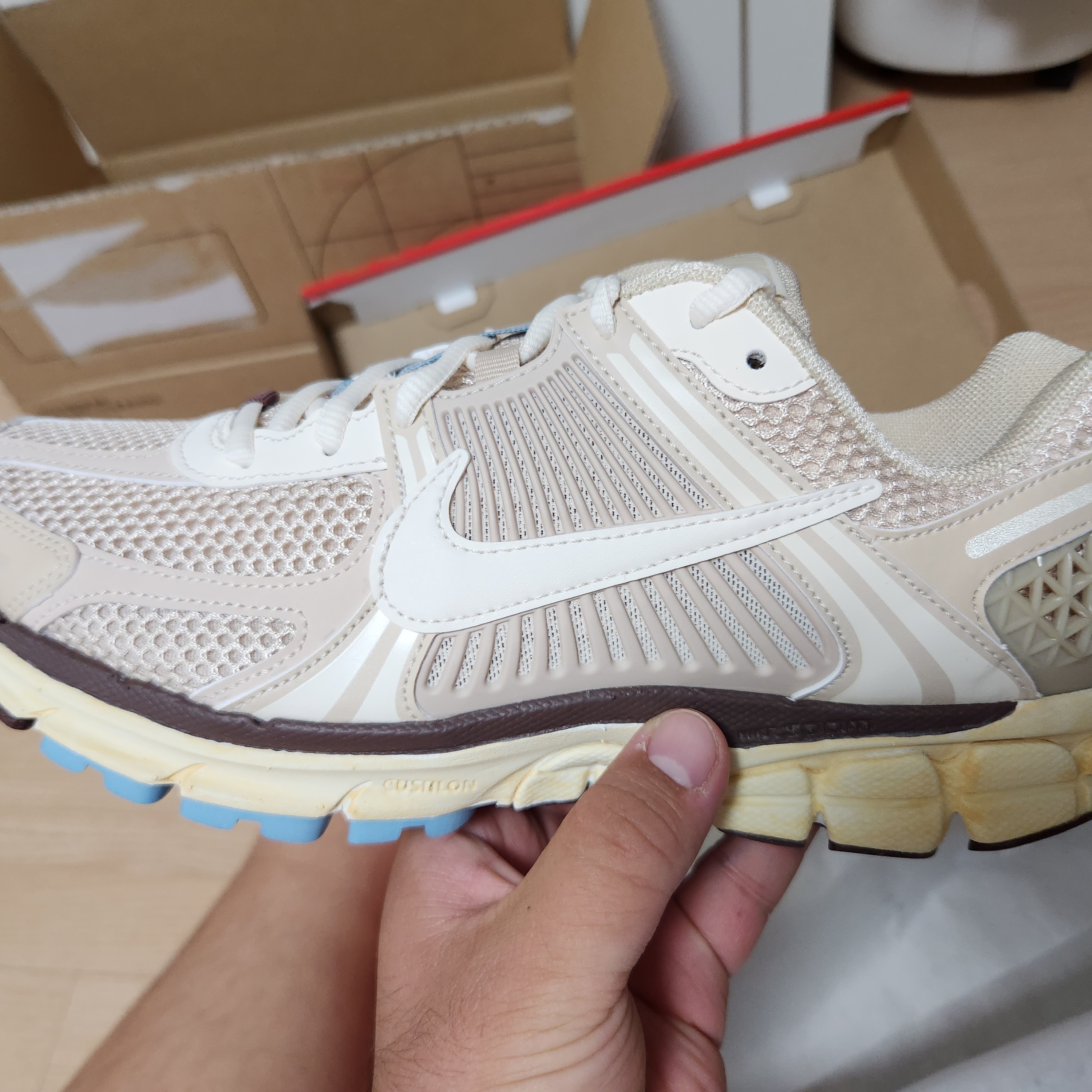 (W) Nike Zoom Vomero 5 Oatmeal 착용 스타일 - 1