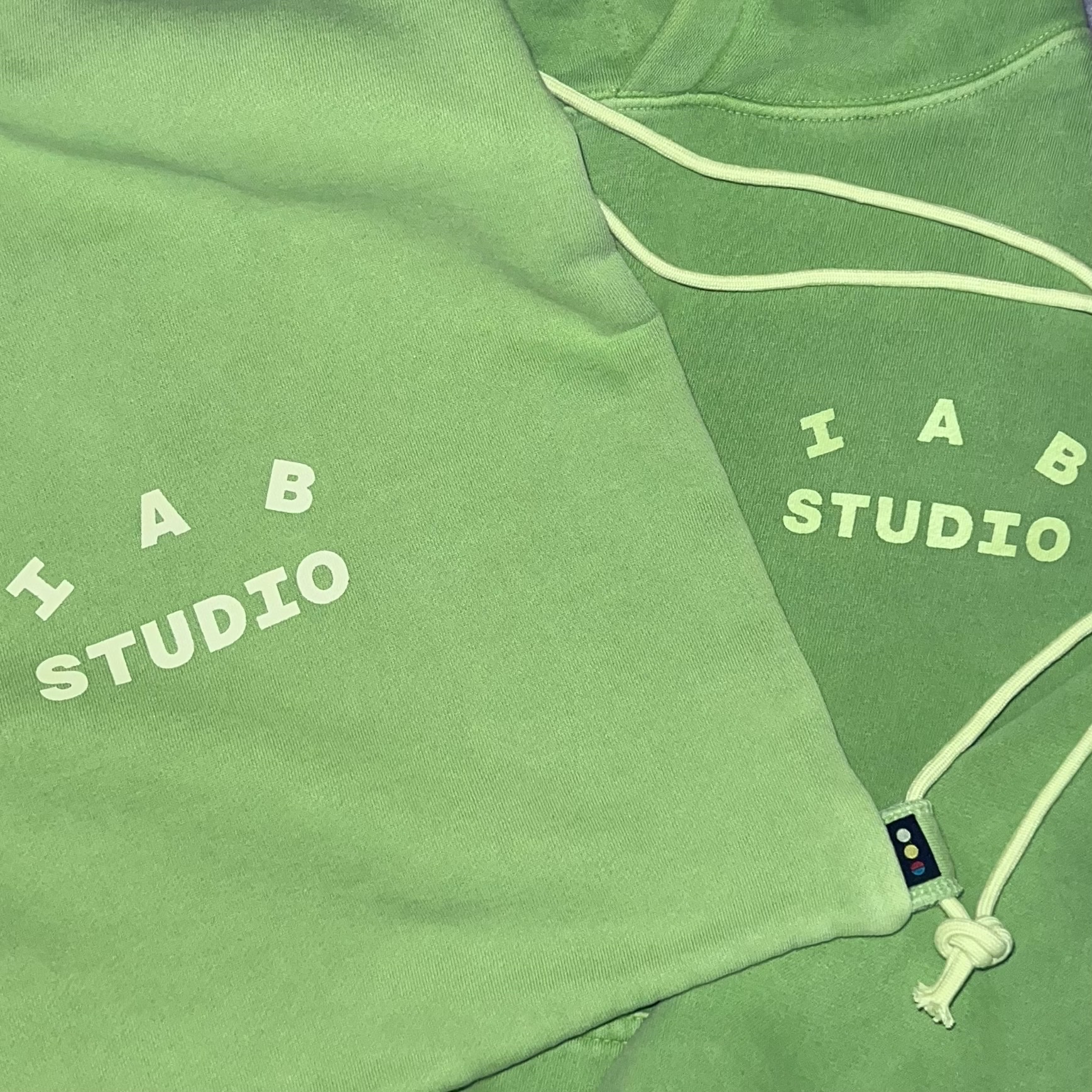 IAB Studio Pigment Hoodie Apple Green, IAB Studio Pigment Sack Apple Green 착용 스타일