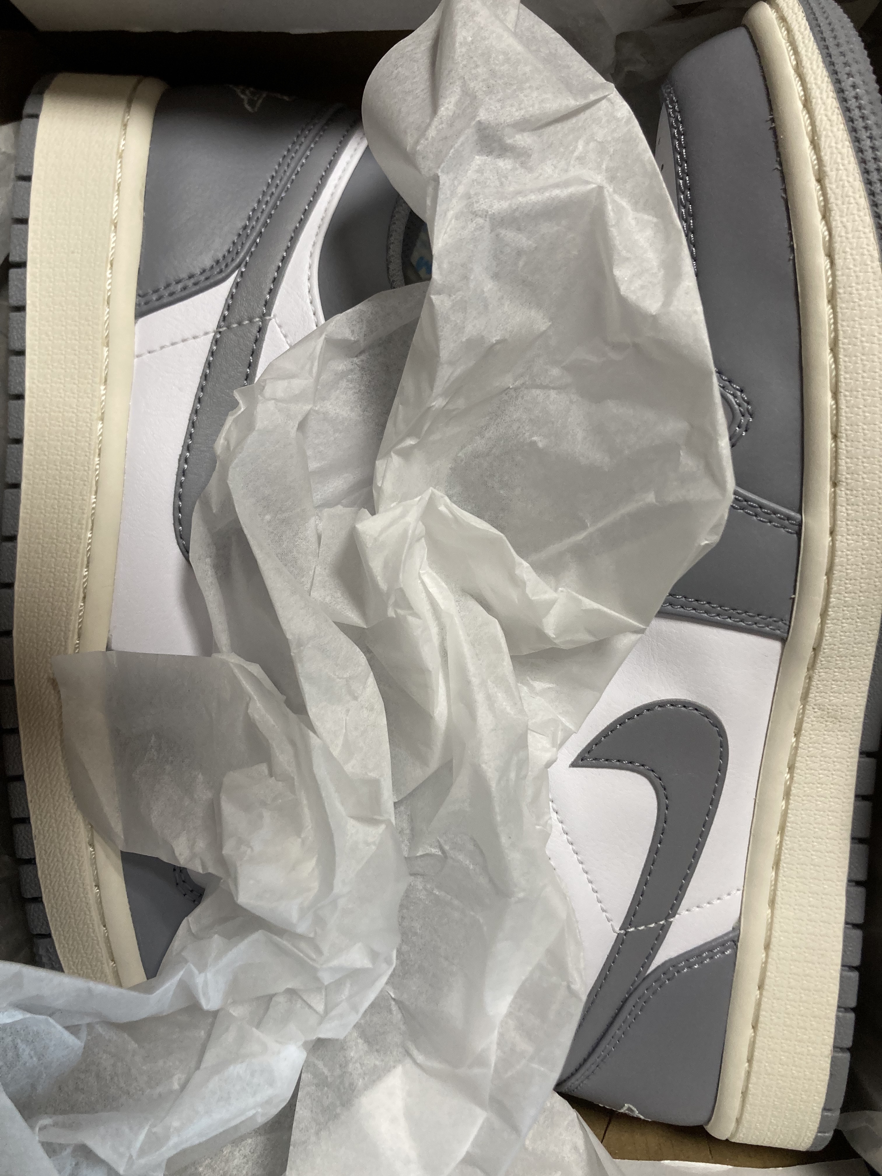 Jordan 1 Low Stealth and White 착용 스타일 - 1