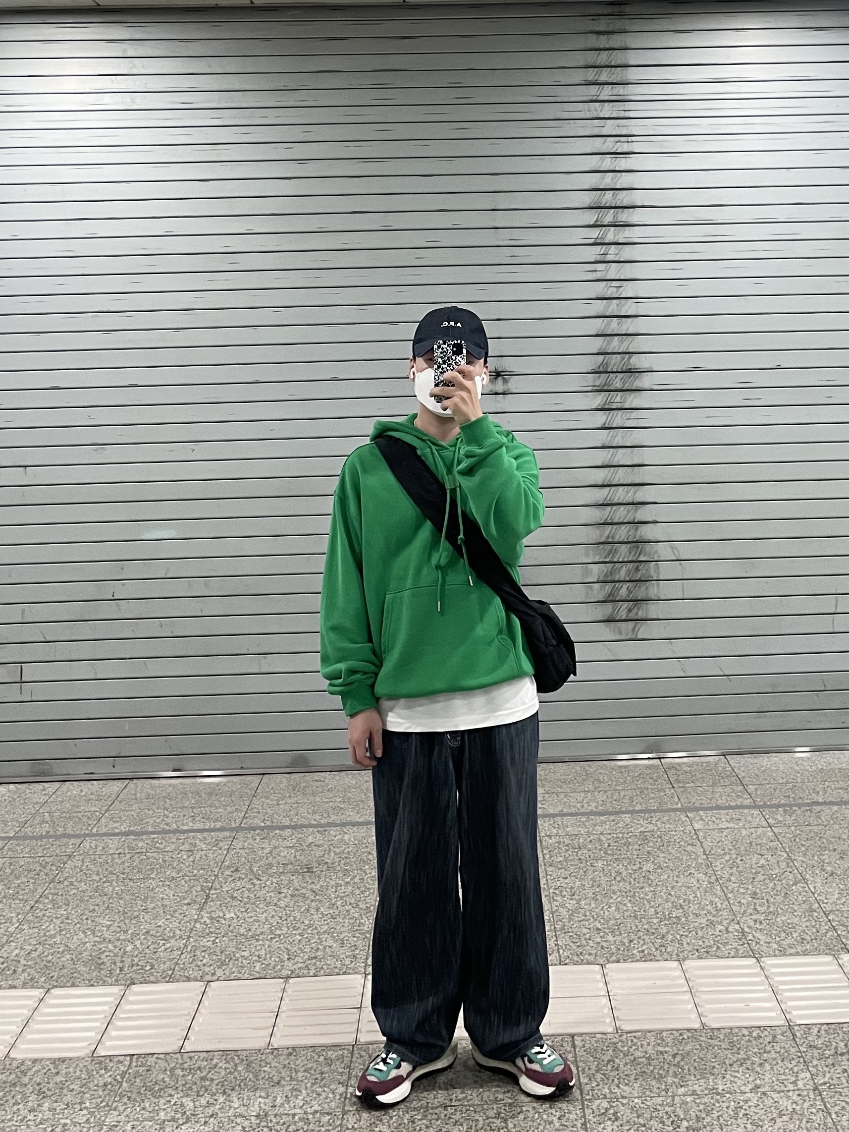 Bottega Veneta Padded Tech Cassette Black, Nike x Sacai VaporWaffle String & Black Villain Red 착용 스타일