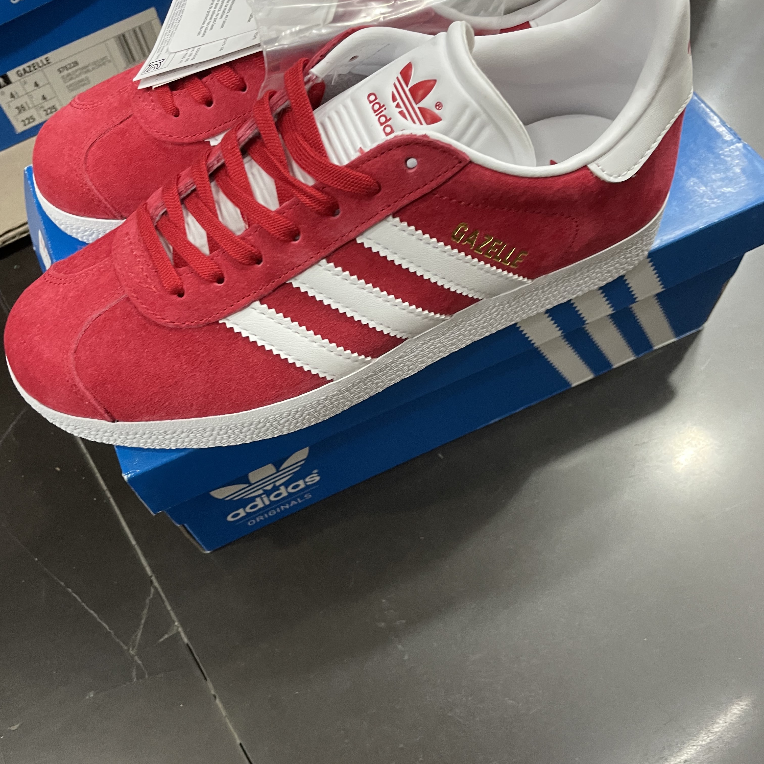 Adidas Gazelle Scarlet 착용 스타일