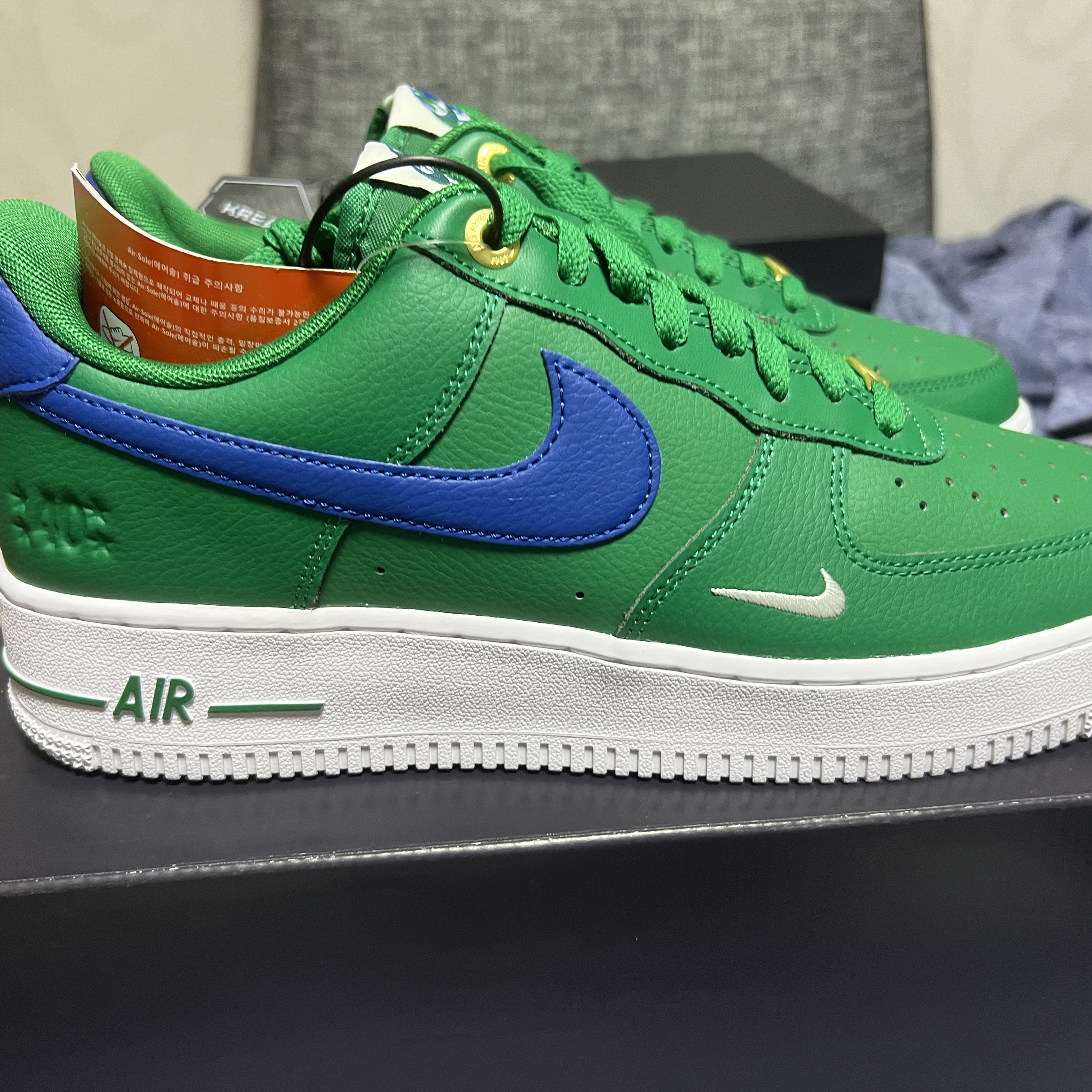 Nike Air Force 1 '07 LV8 40th Anniversary Join Forces Malachite Blue Jay 착용 스타일 - 2