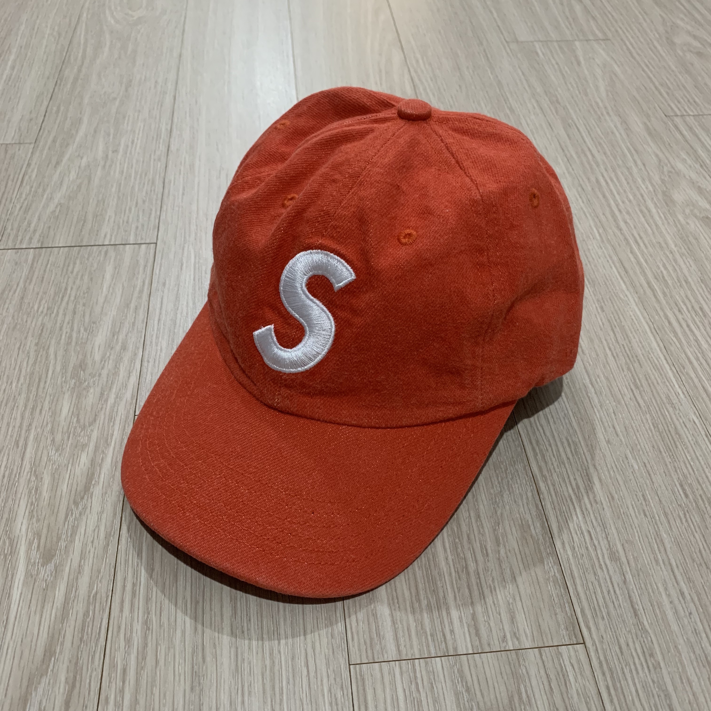 Supreme Kevlar Denim S Logo 6-Panel Red - 22SS 착용 스타일 - 1