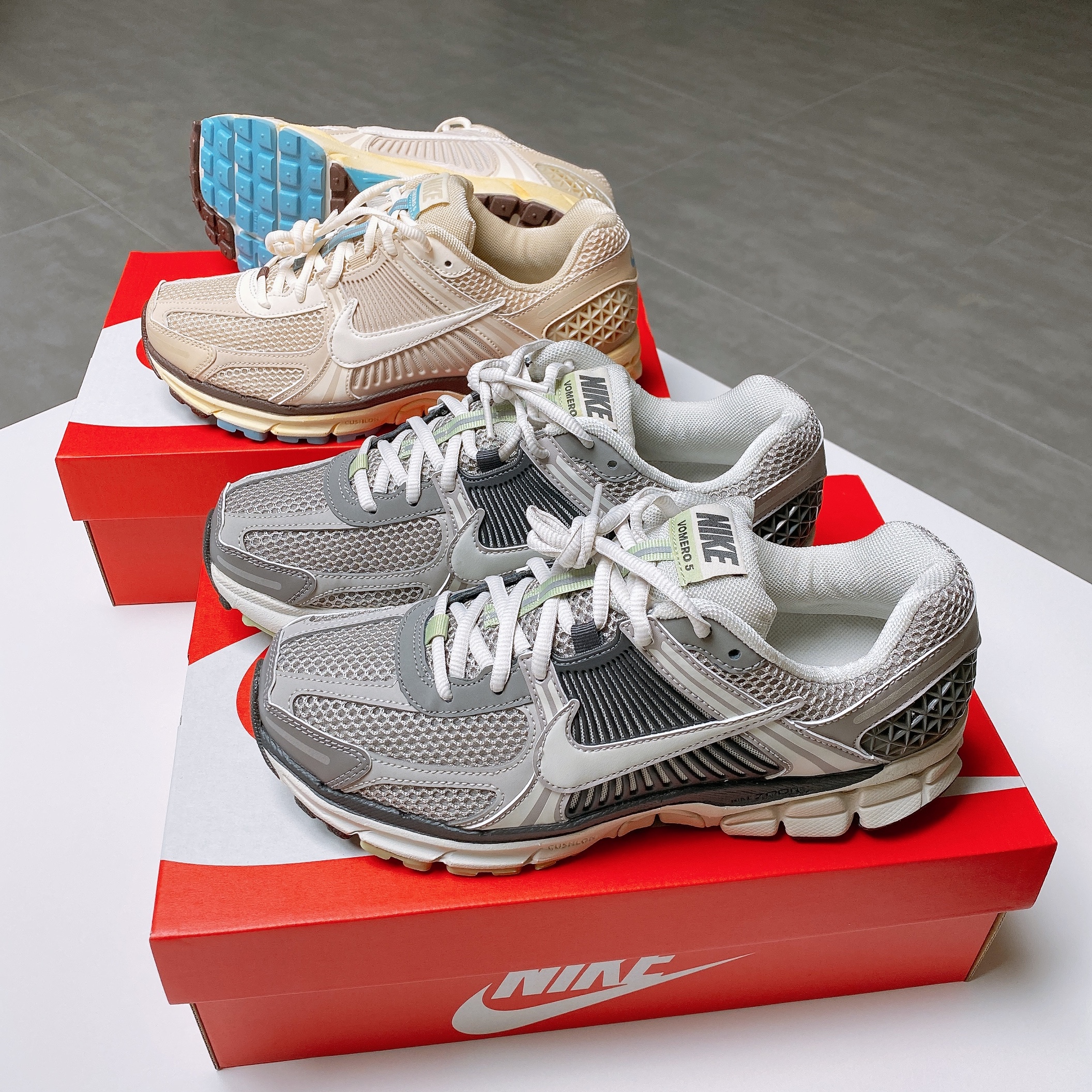 (W) Nike Zoom Vomero 5 Cobblestone and Flat Pewter, (W) Nike Zoom Vomero 5 Oatmeal 착용 스타일 - 3