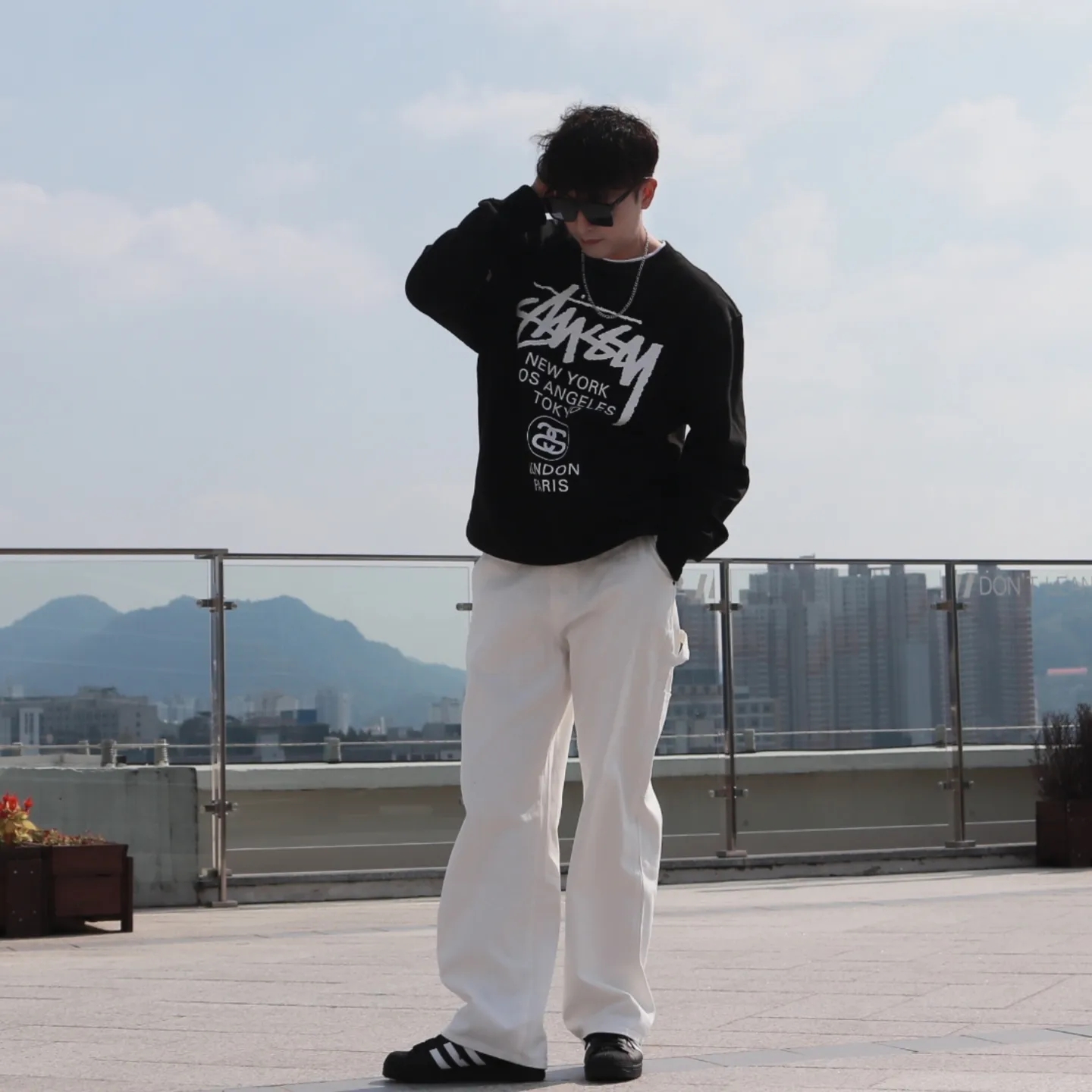 Stussy World Tour Crew Black 2022, Adidas Superstar Core Black White 착용 스타일 - 1