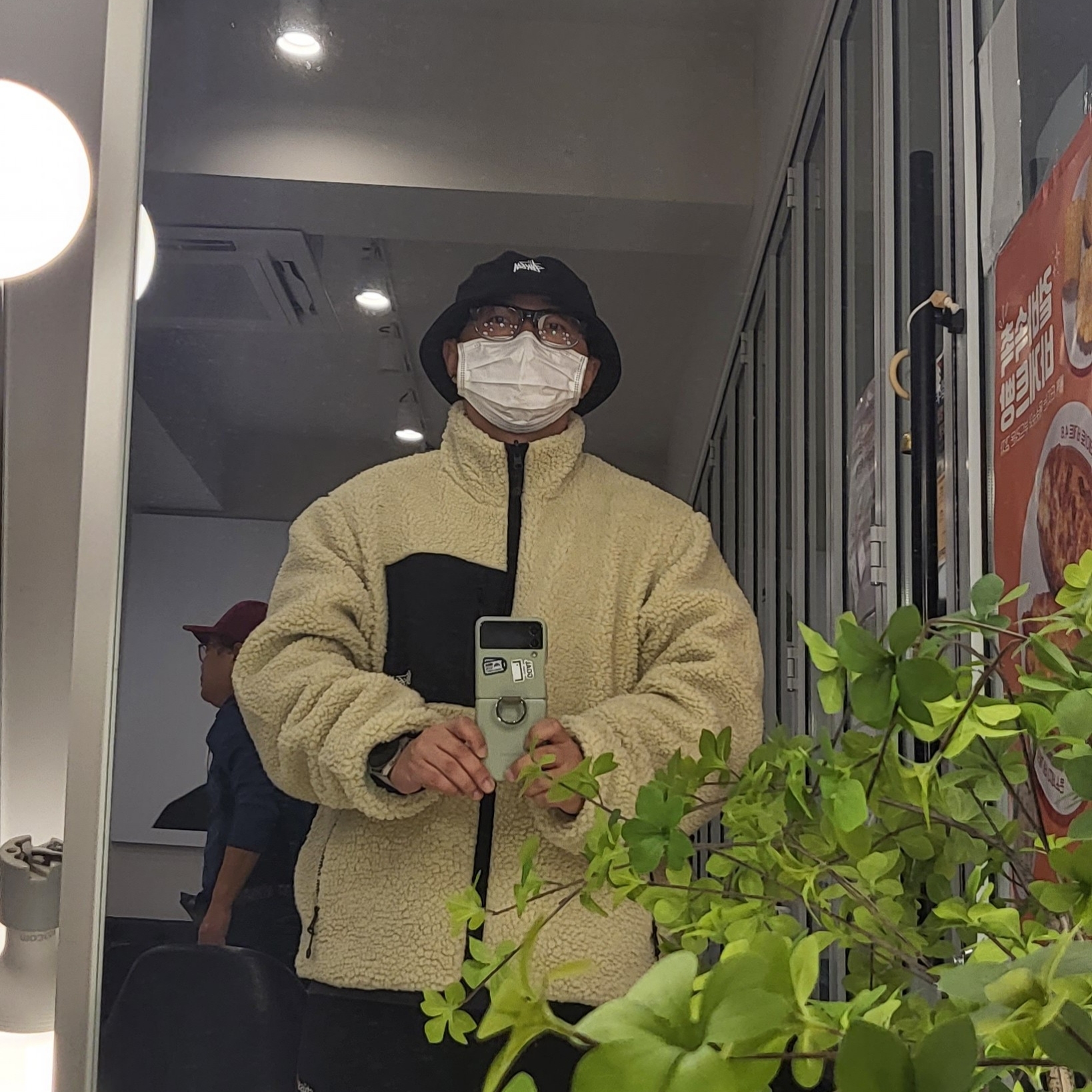 Stussy 8 Ball Sherpa Jacket Natural 착용 스타일 - 1