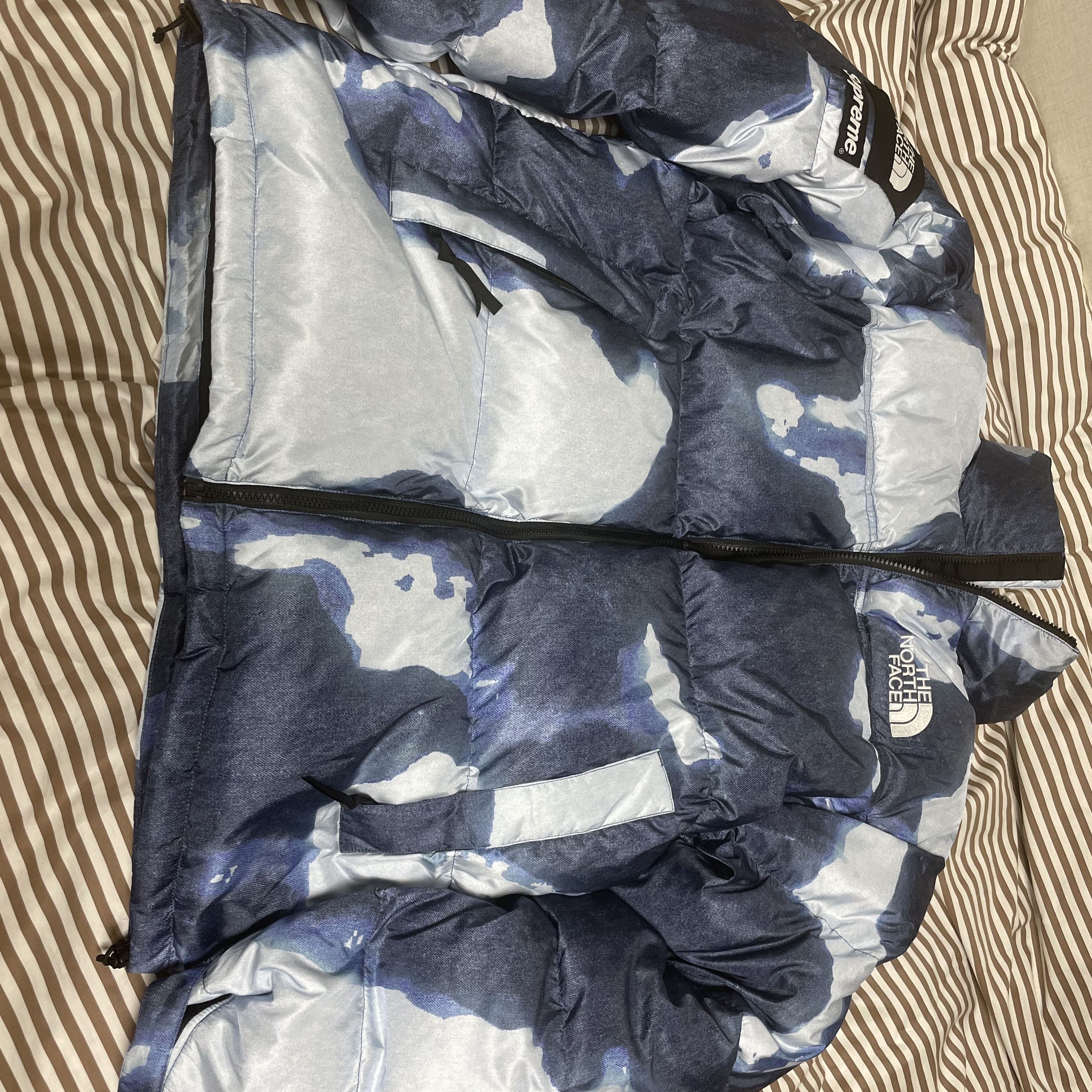 Supreme x The North Face Bleached Denim Print Nuptse Jacket Indigo - 21FW 착용 스타일