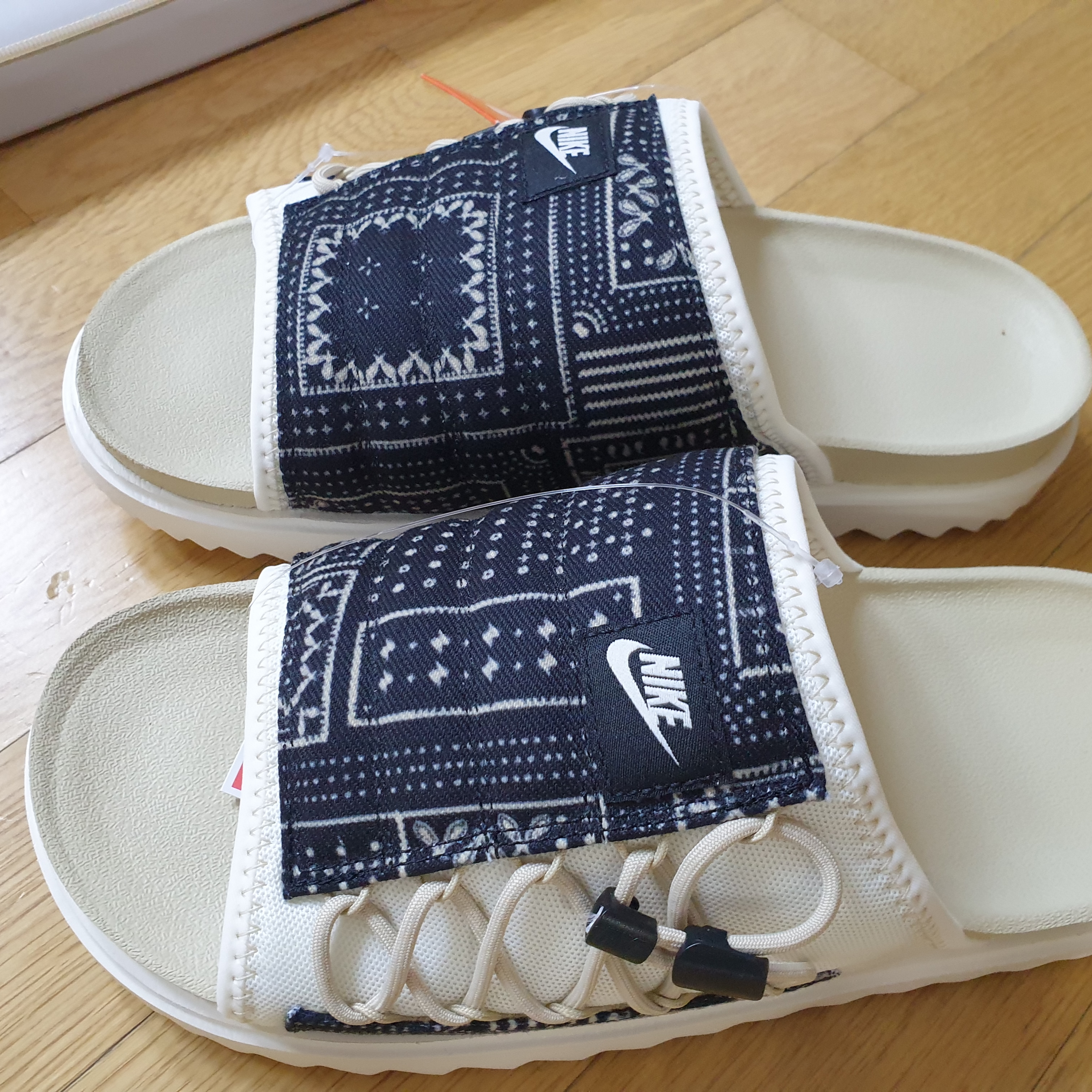 Nike Asuna Slide Pale Ivory Rattan 착용 스타일