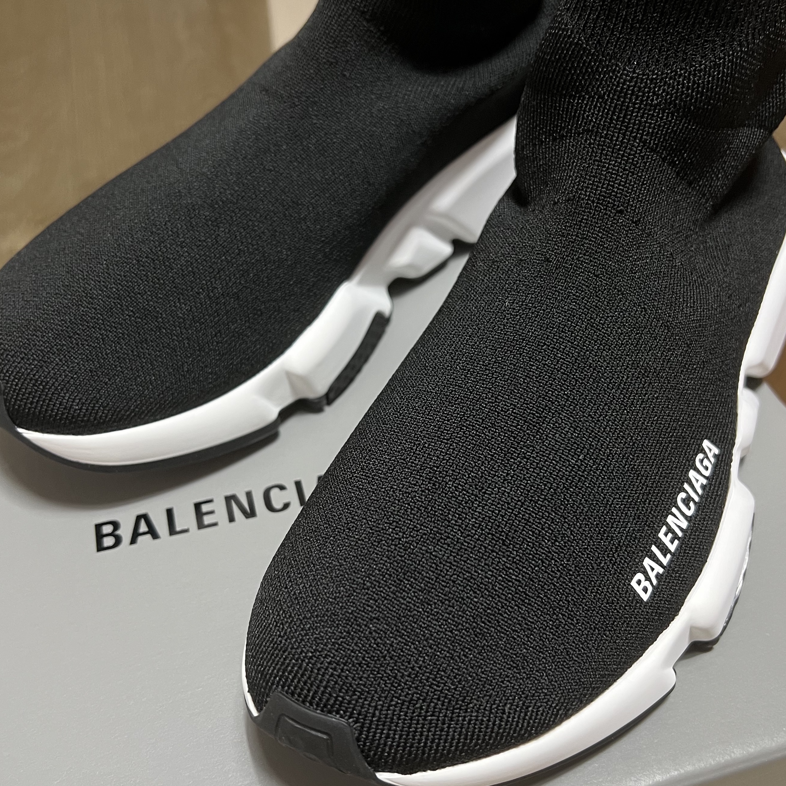 (W) Balenciaga Speed Trainer Black White 2021/2022 착용 스타일 - 1