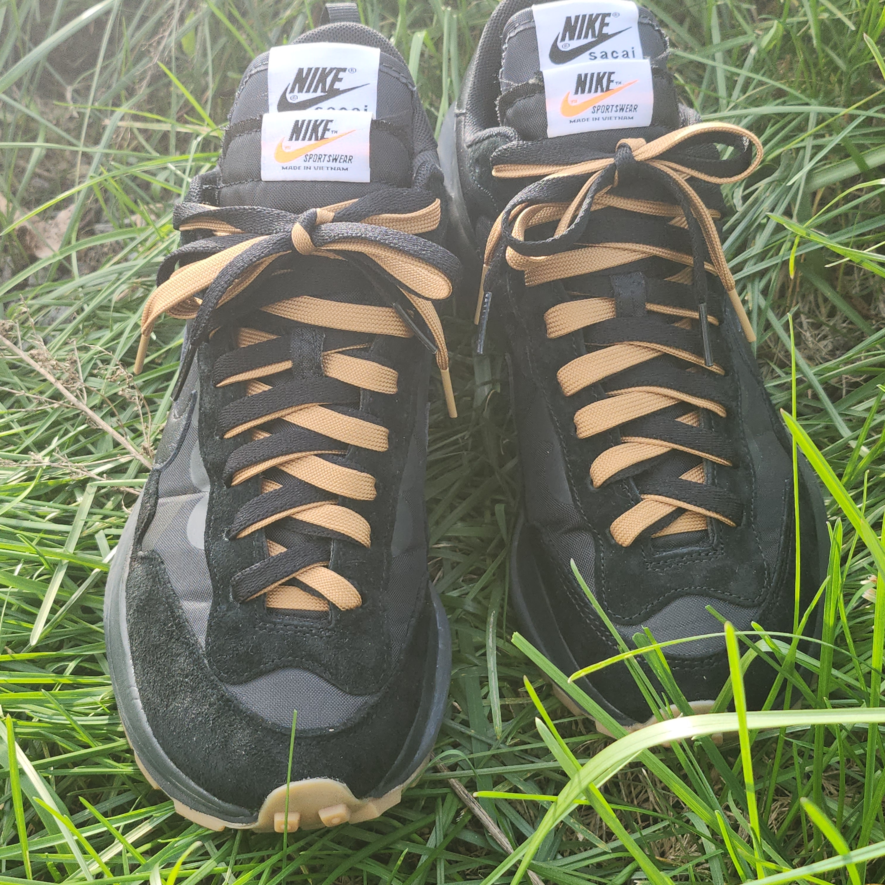 Nike x Sacai VaporWaffle Black and Gum 착용 스타일 - 3