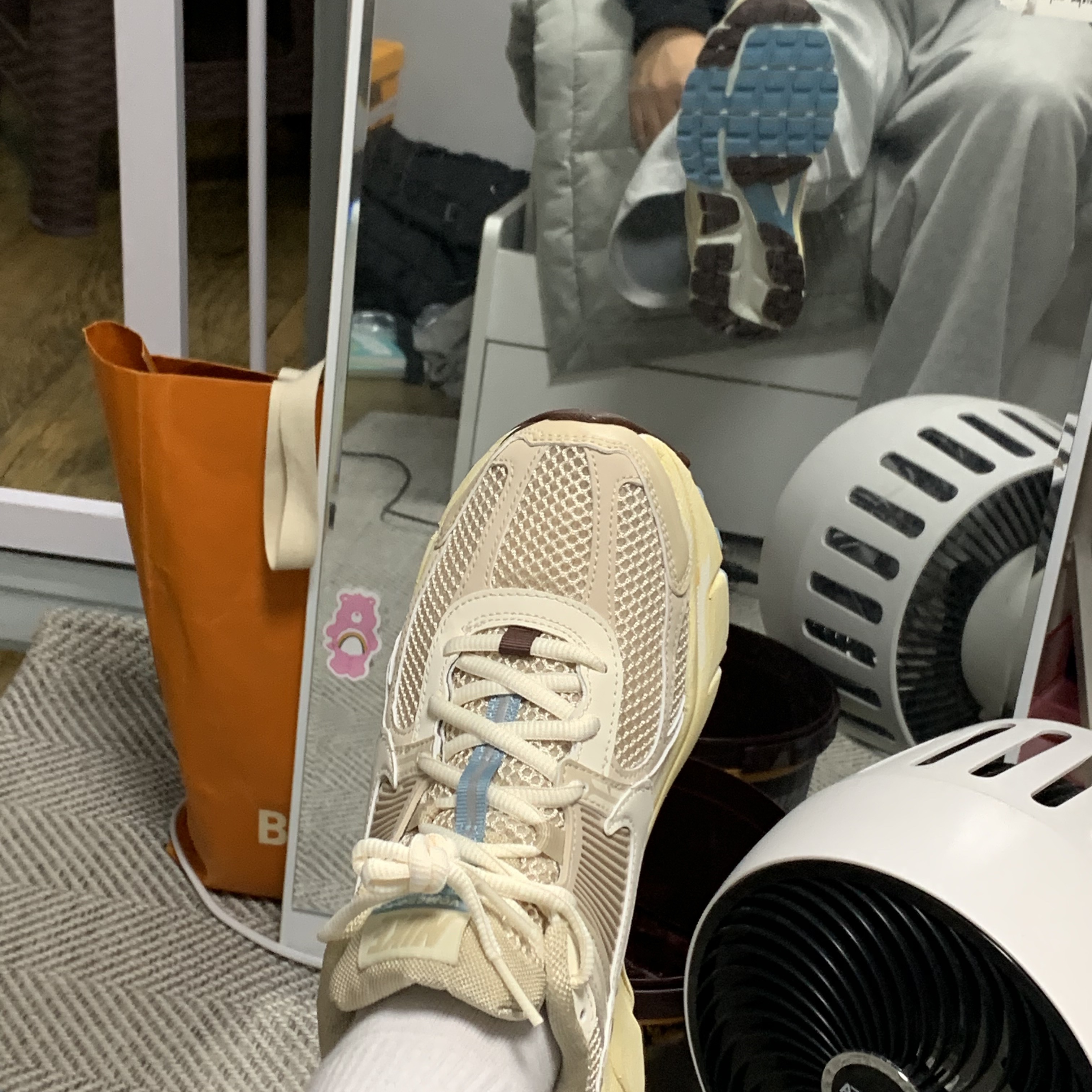 (W) Nike Zoom Vomero 5 Oatmeal 착용 스타일 - 2