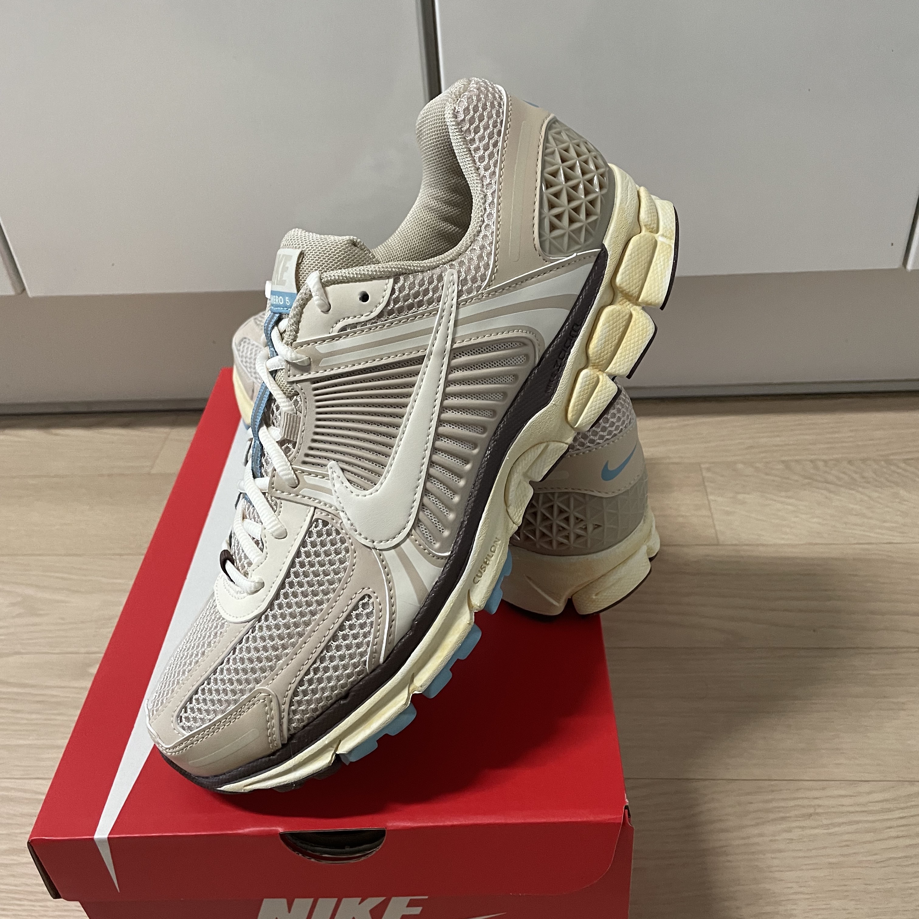 (W) Nike Zoom Vomero 5 Oatmeal 착용 스타일 - 1