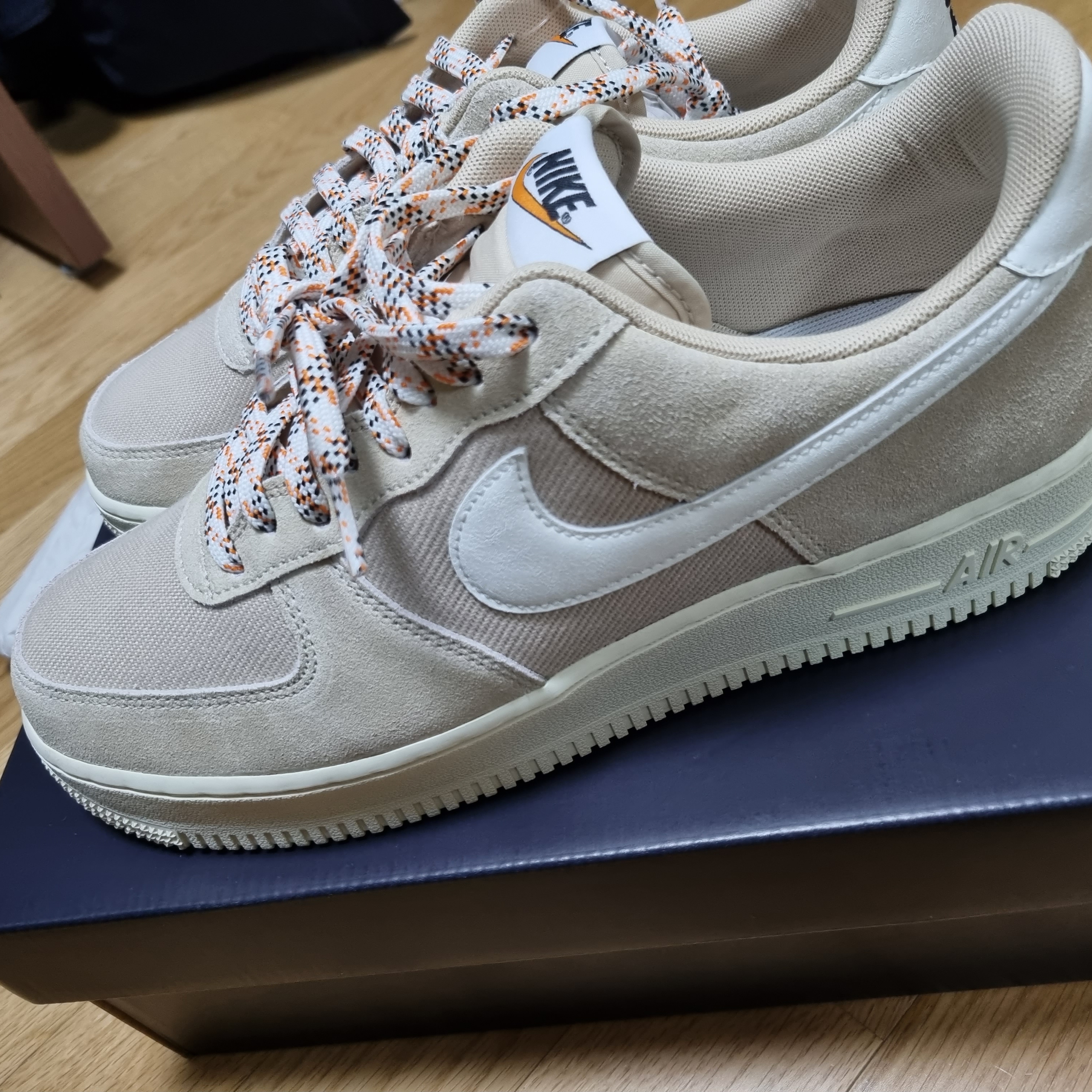Nike Air Force 1 '07 LV8 Rattan 착용 스타일