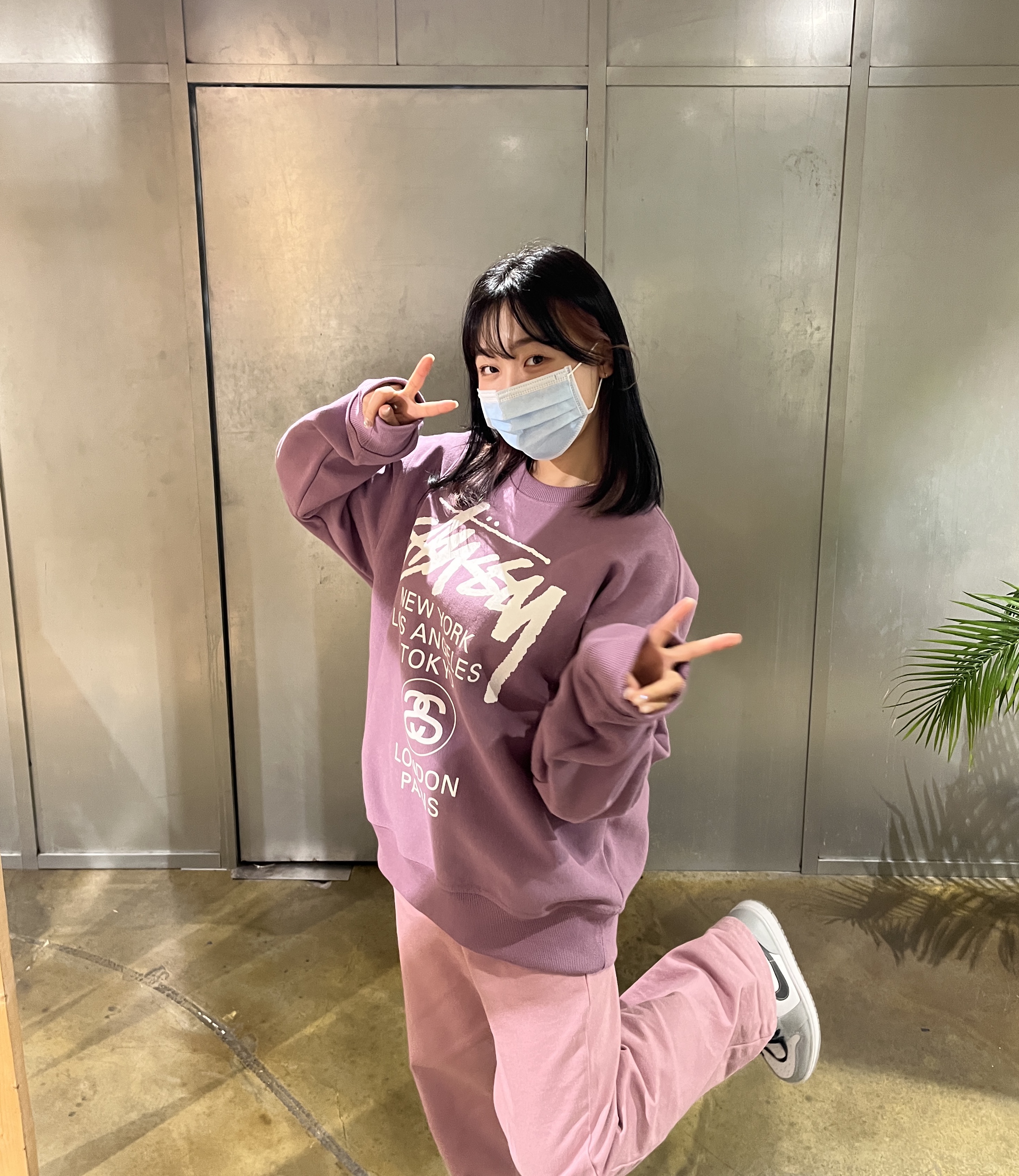 Stussy World Tour Crew Orchid 2022, Jordan 1 Mid Light Smoke Grey Anthracite 착용 스타일 - 2