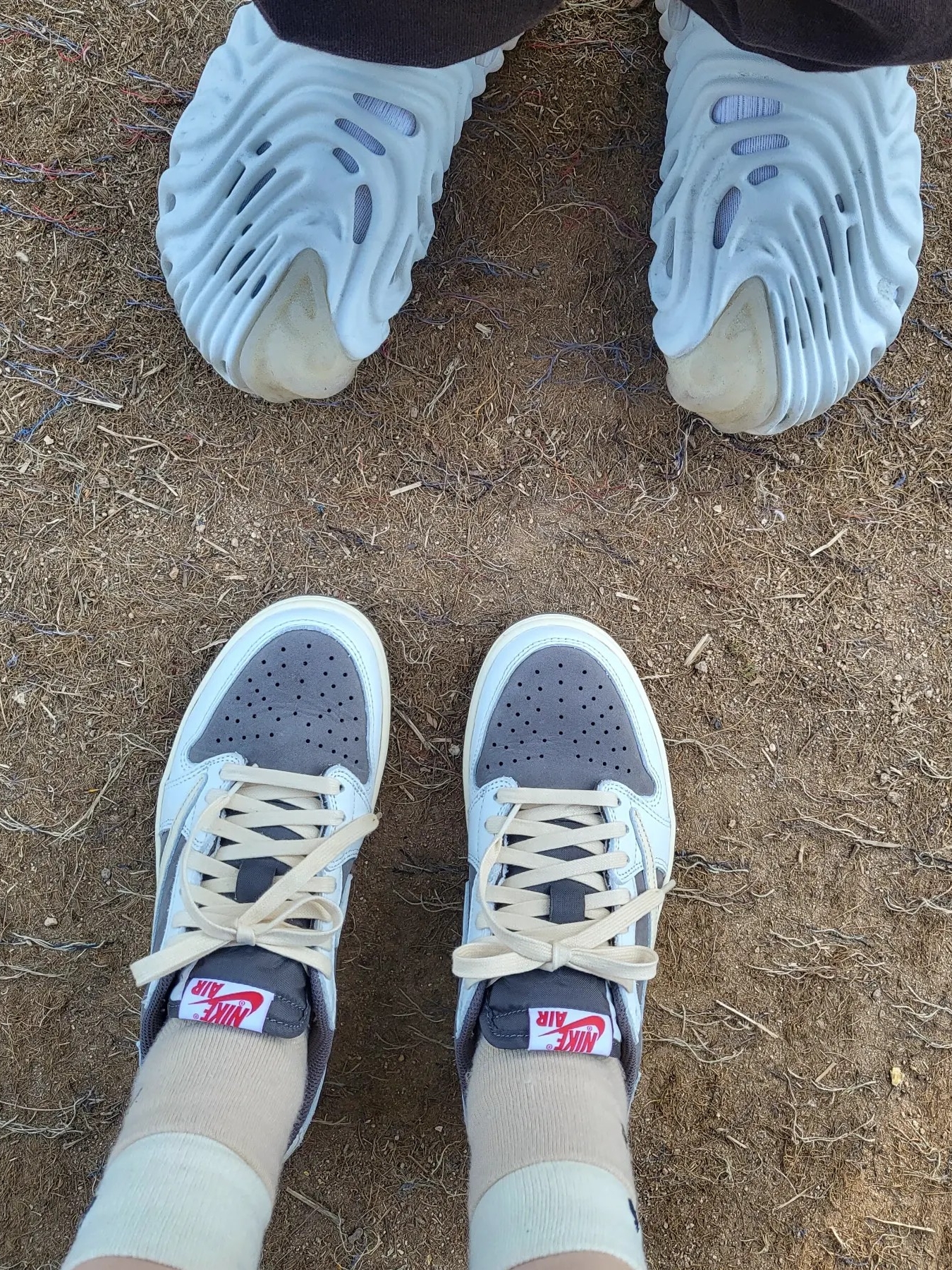 Jordan 1 x Travis Scott Retro Low OG SP Sail and Ridgerock 착용 스타일 - 3
