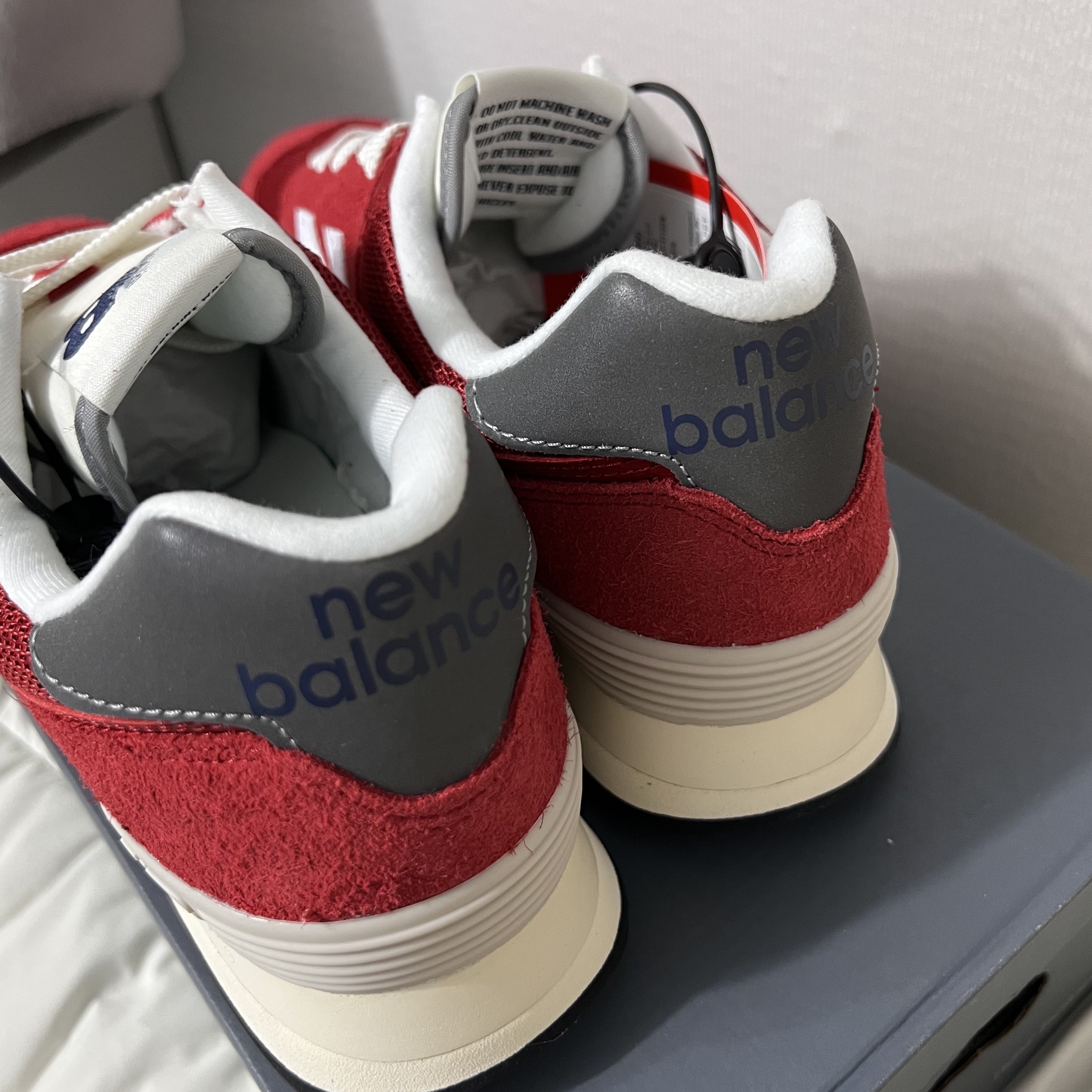 New Balance 574 Heritage Red 착용 스타일 - 5