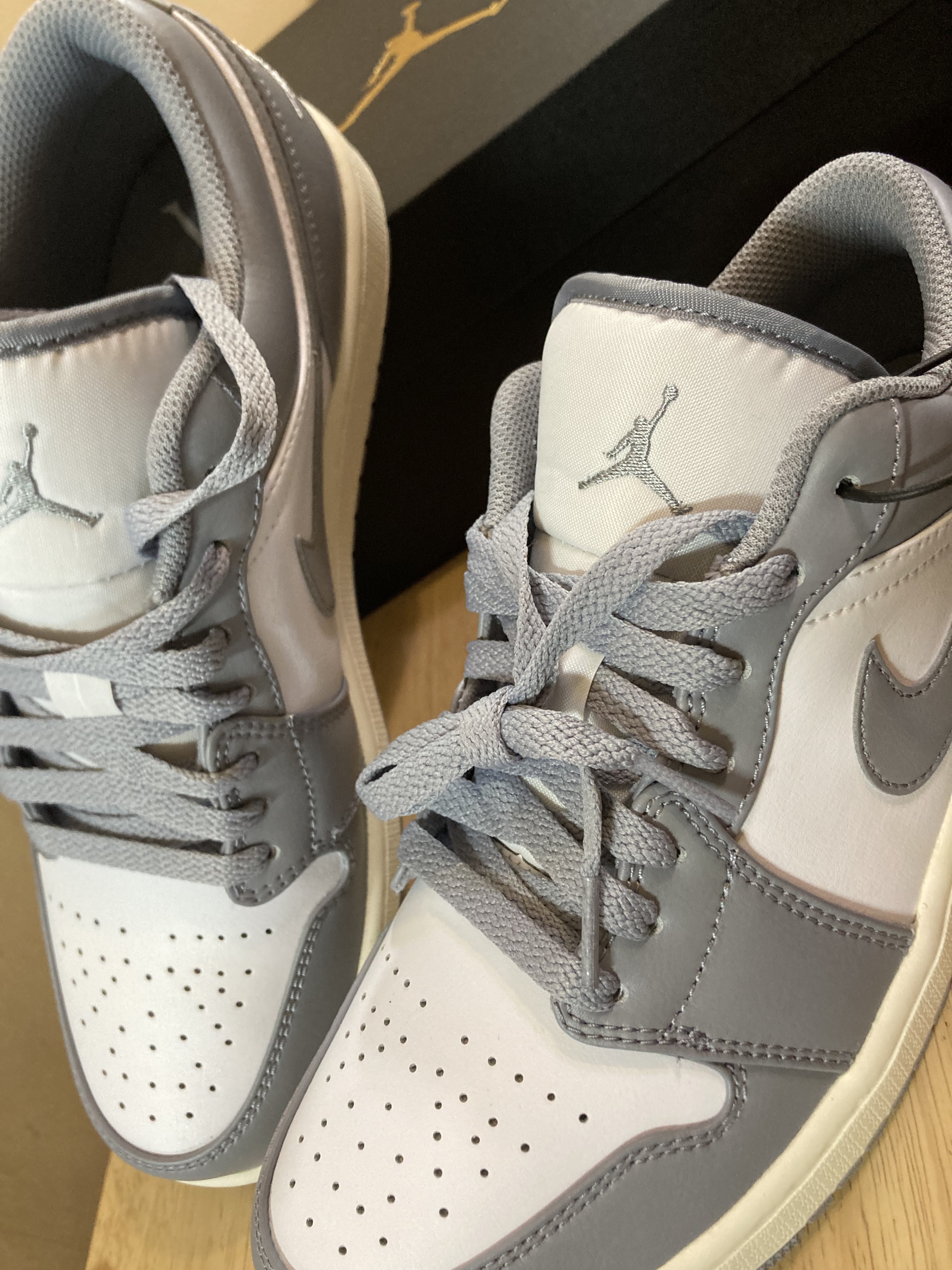 Jordan 1 Low Stealth and White 착용 스타일 - 2