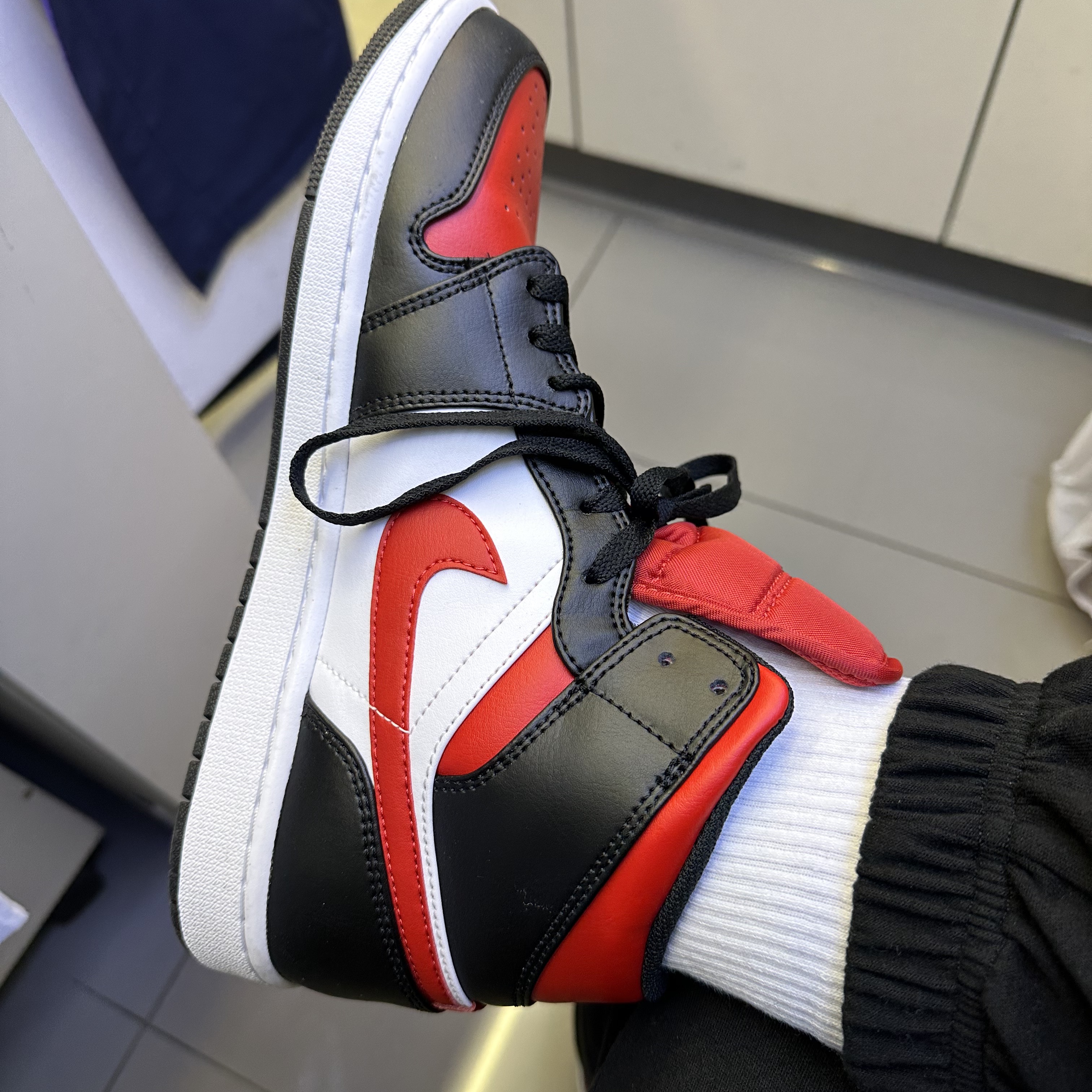 Jordan 1 Mid Black Fire Red 착용 스타일