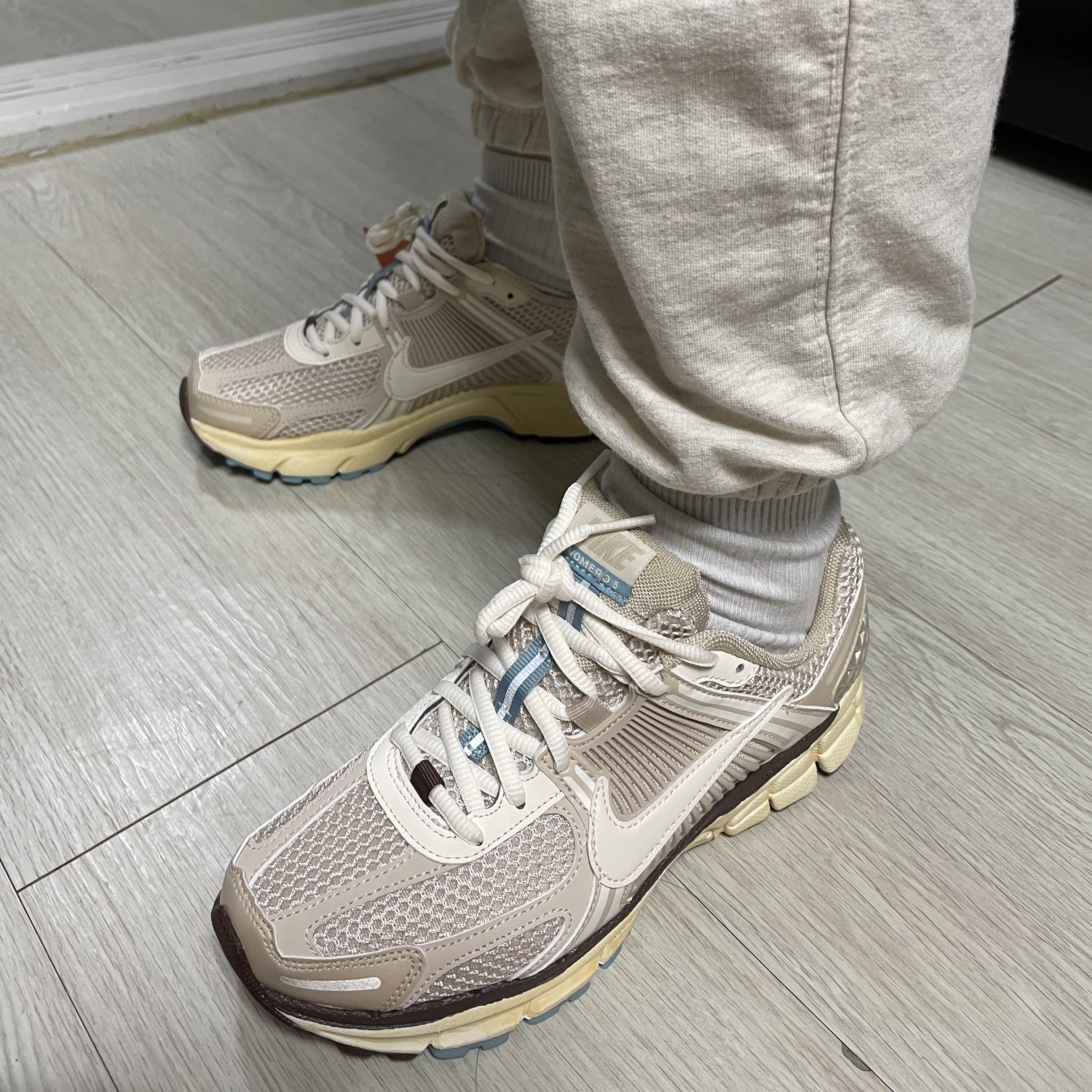 (W) Nike Zoom Vomero 5 Oatmeal, (W) Nike Zoom Vomero 5 Cobblestone and Flat Pewter 착용 스타일 - 1