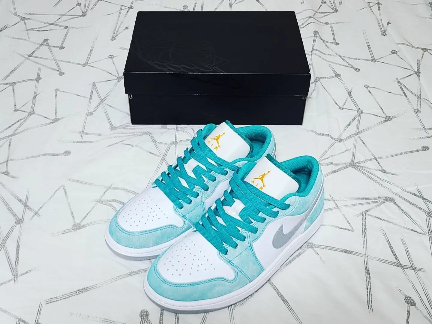 Jordan 1 Low SE New Emerald 착용 스타일 - 1