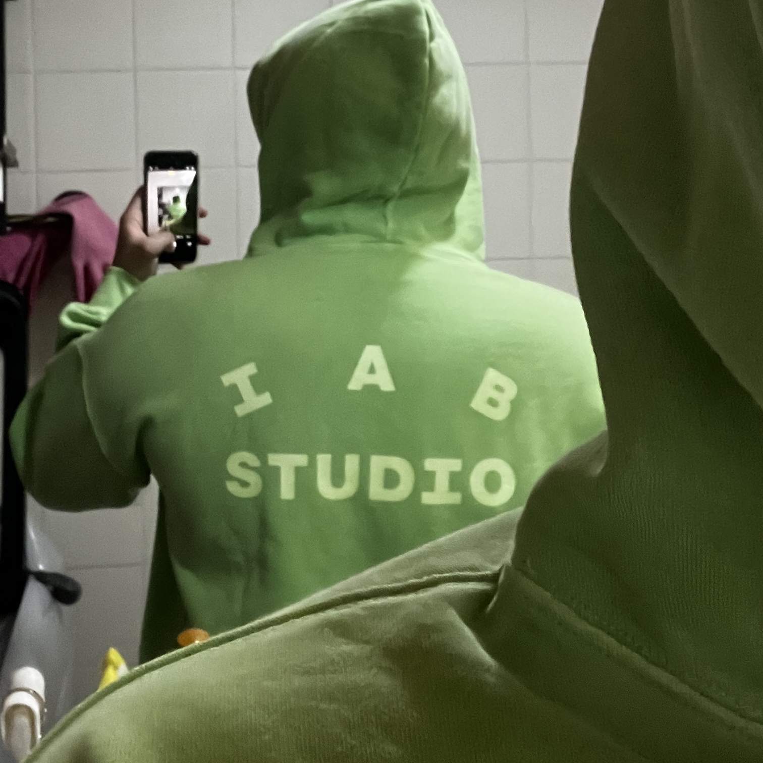 IAB Studio Pigment Hoodie & Sack Apple Green 착용 스타일