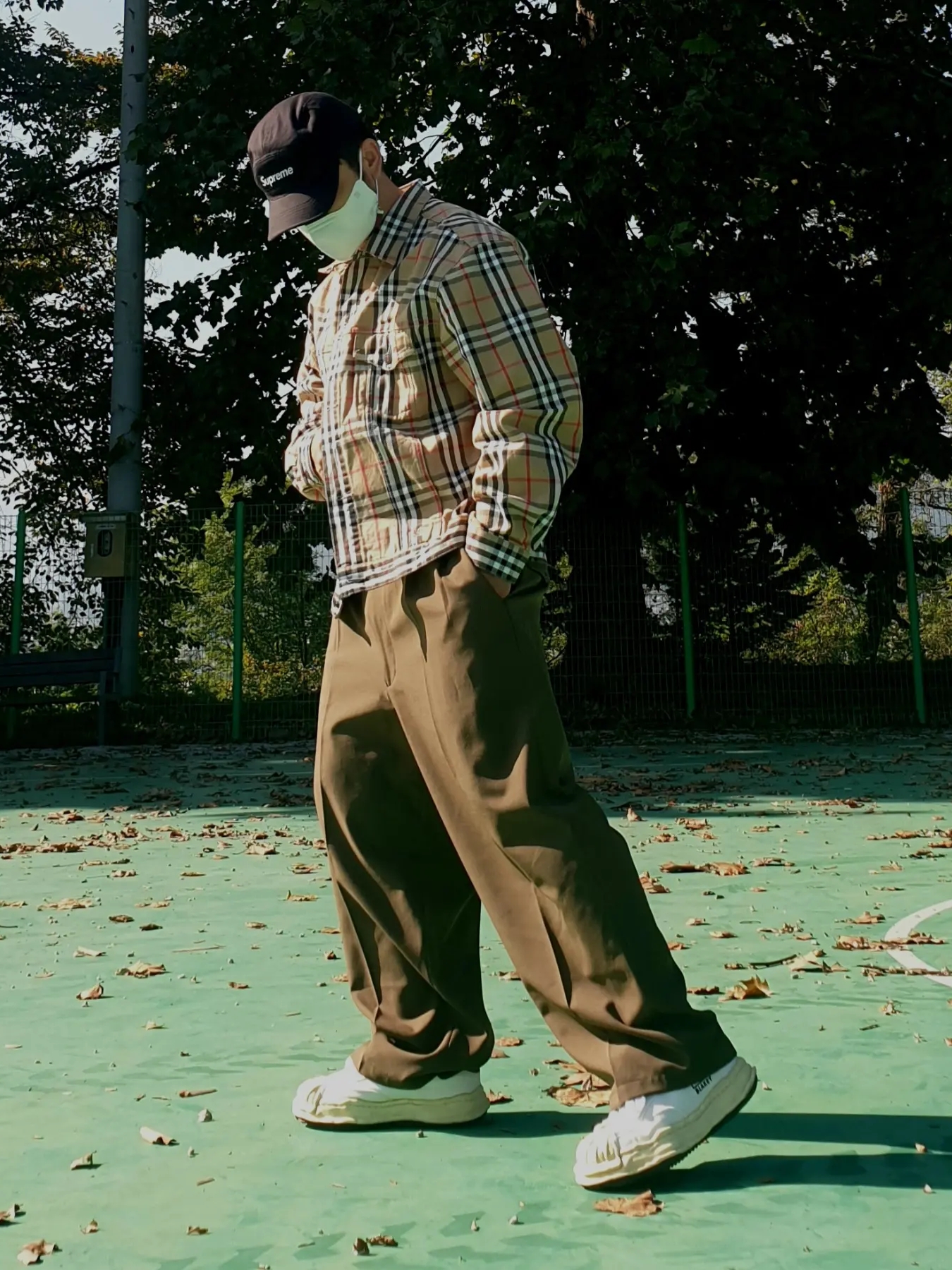 Maison Mihara Yasuhiro Blakey VL OG Sole Canvas Low-top Sneakers White, Supreme x Burberry Denim Trucker Jacket Beige - 22SS 착용 스타일