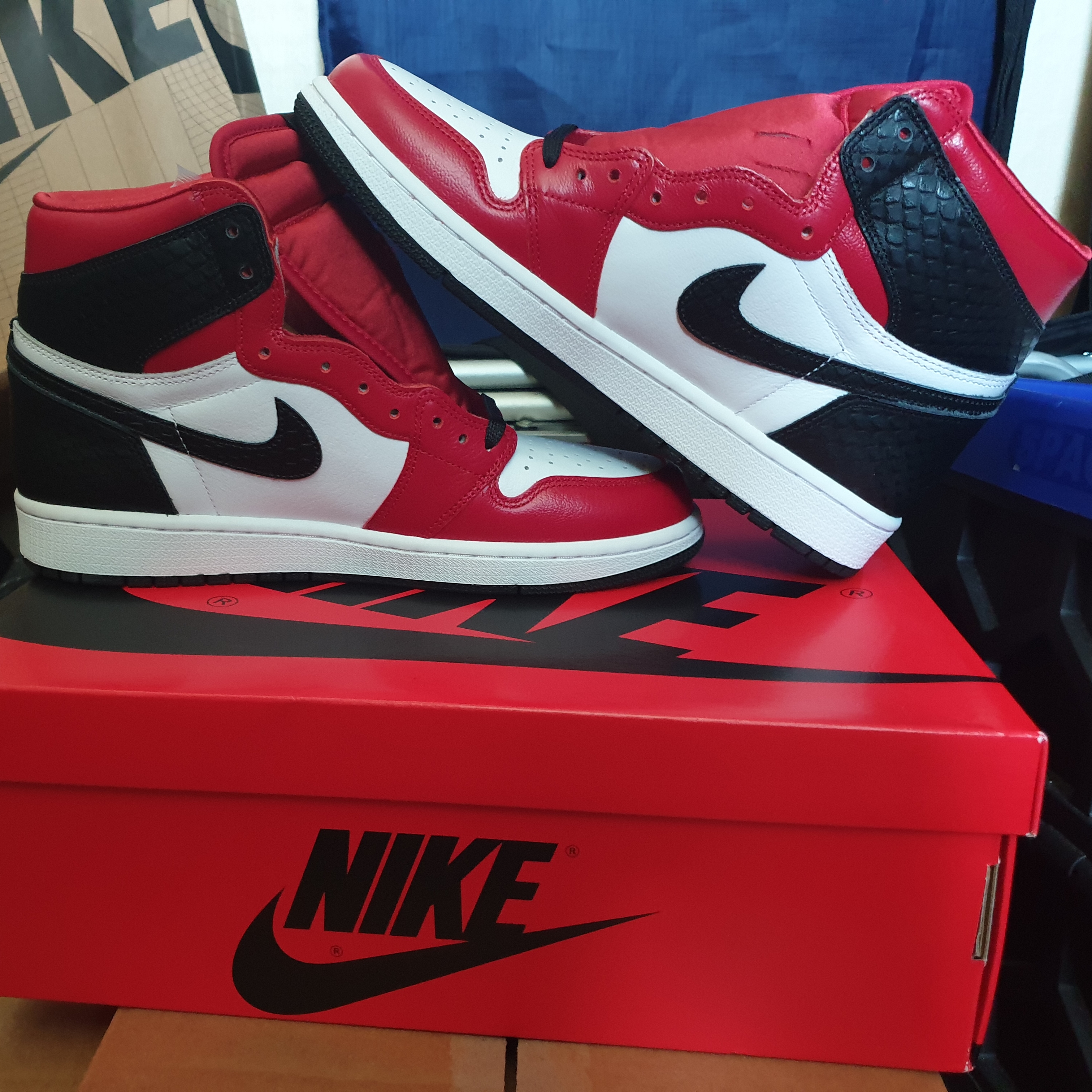 (W) Jordan 1 Retro High Satin Red 착용 스타일