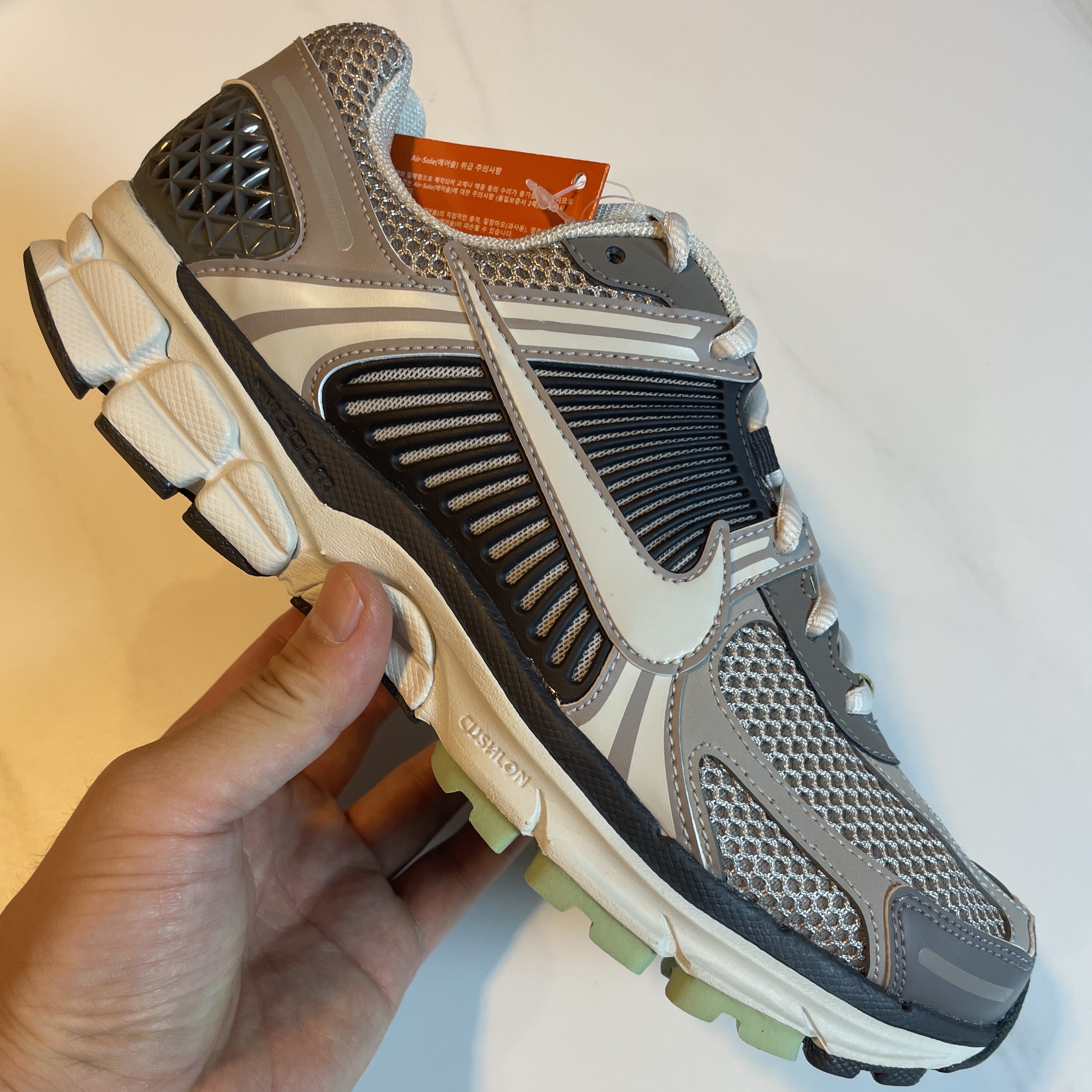 (W) Nike Zoom Vomero 5 Oatmeal, (W) Nike Zoom Vomero 5 Cobblestone and Flat Pewter 착용 스타일 - 3