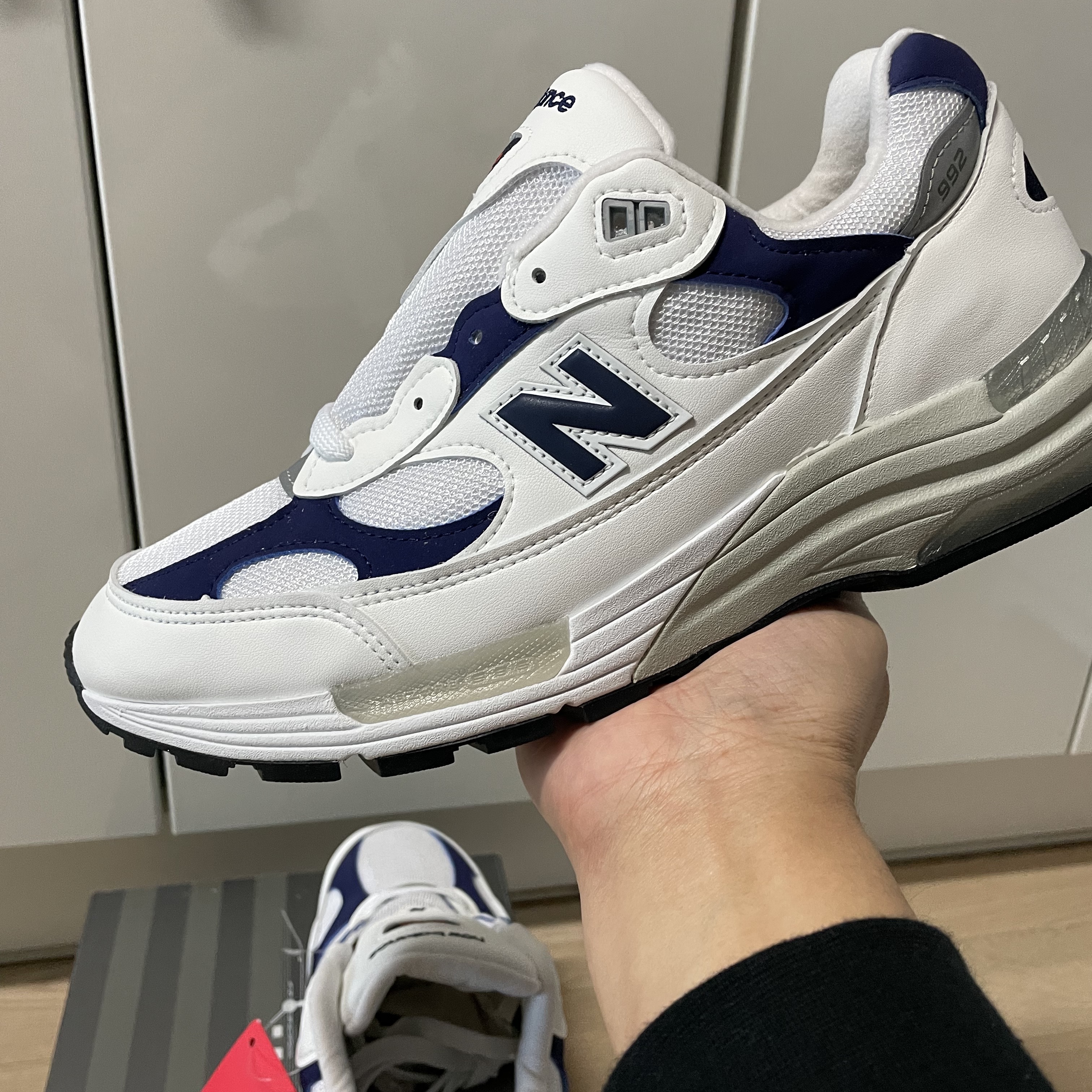 New Balance 992 Made in USA White Navy 착용 스타일 - 1