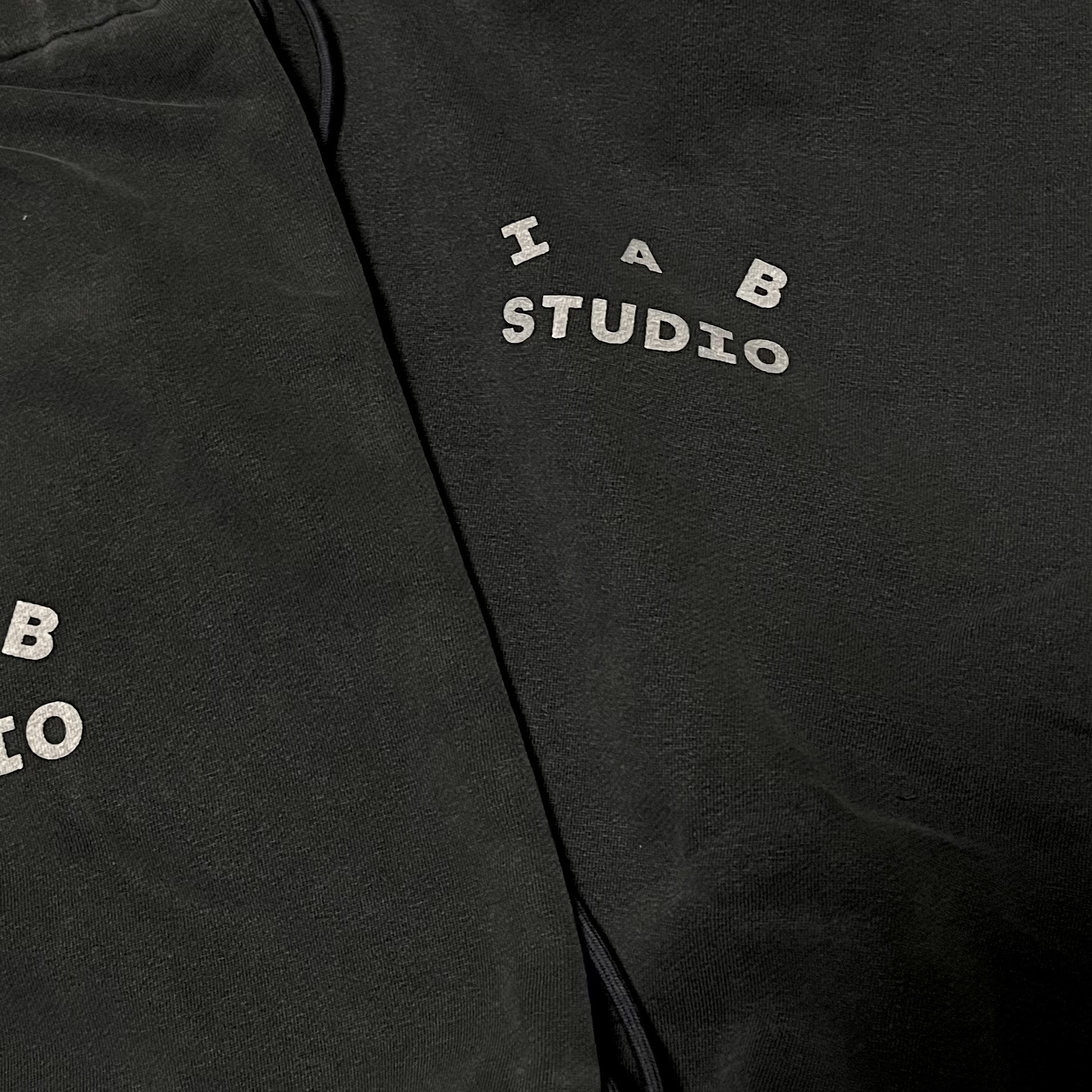 IAB Studio Pigment Hoodie & Sack Black 착용 스타일
