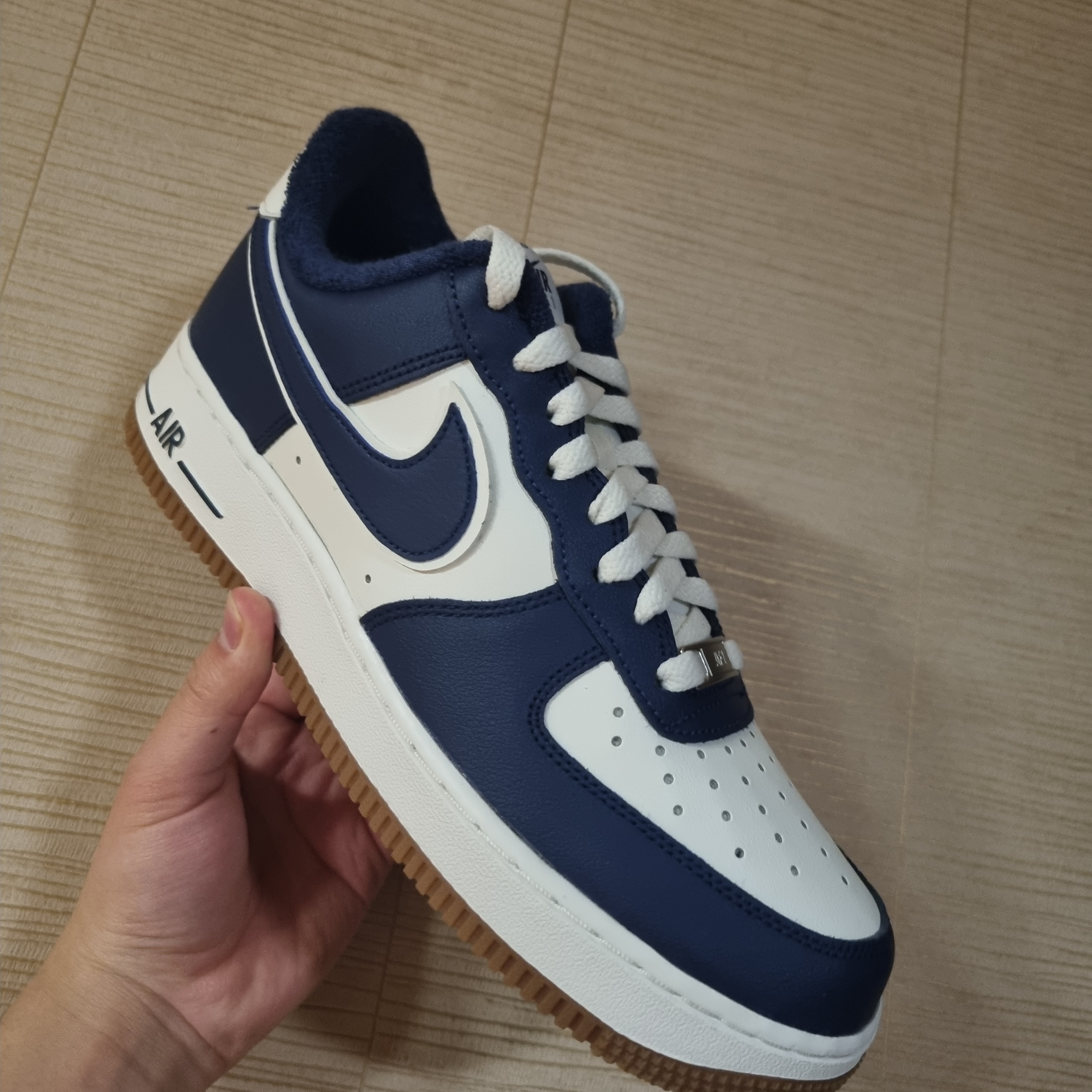 Nike Air Force 1 '07 LV8 Midnight Navy 착용 스타일