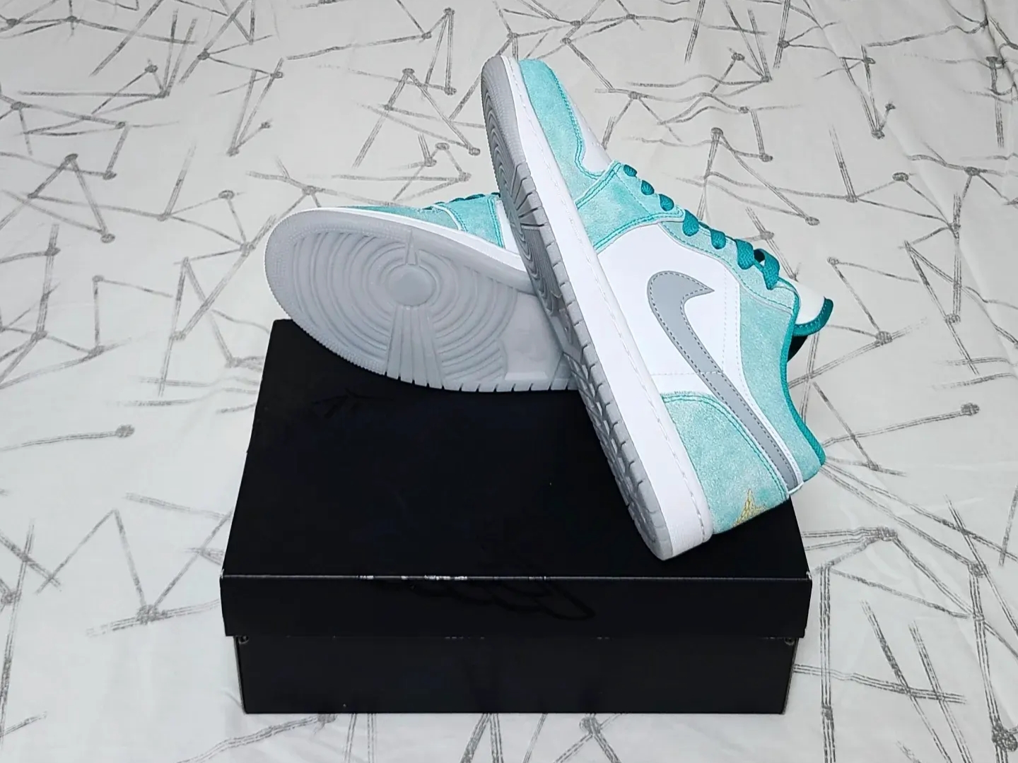 Jordan 1 Low SE New Emerald 착용 스타일 - 4