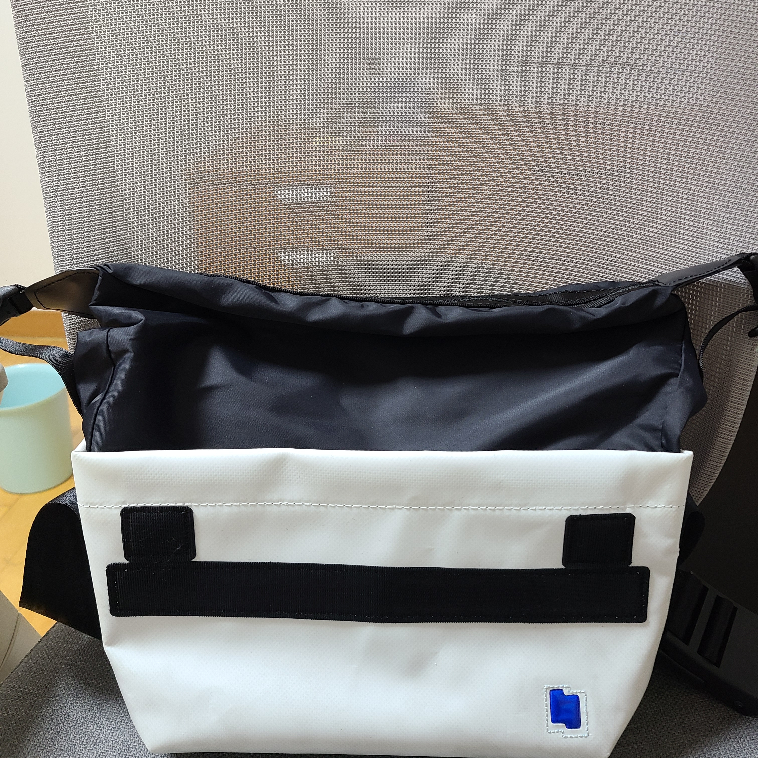 Ader Error Small Trace Esty Messanger Bag White 착용 스타일 - 2