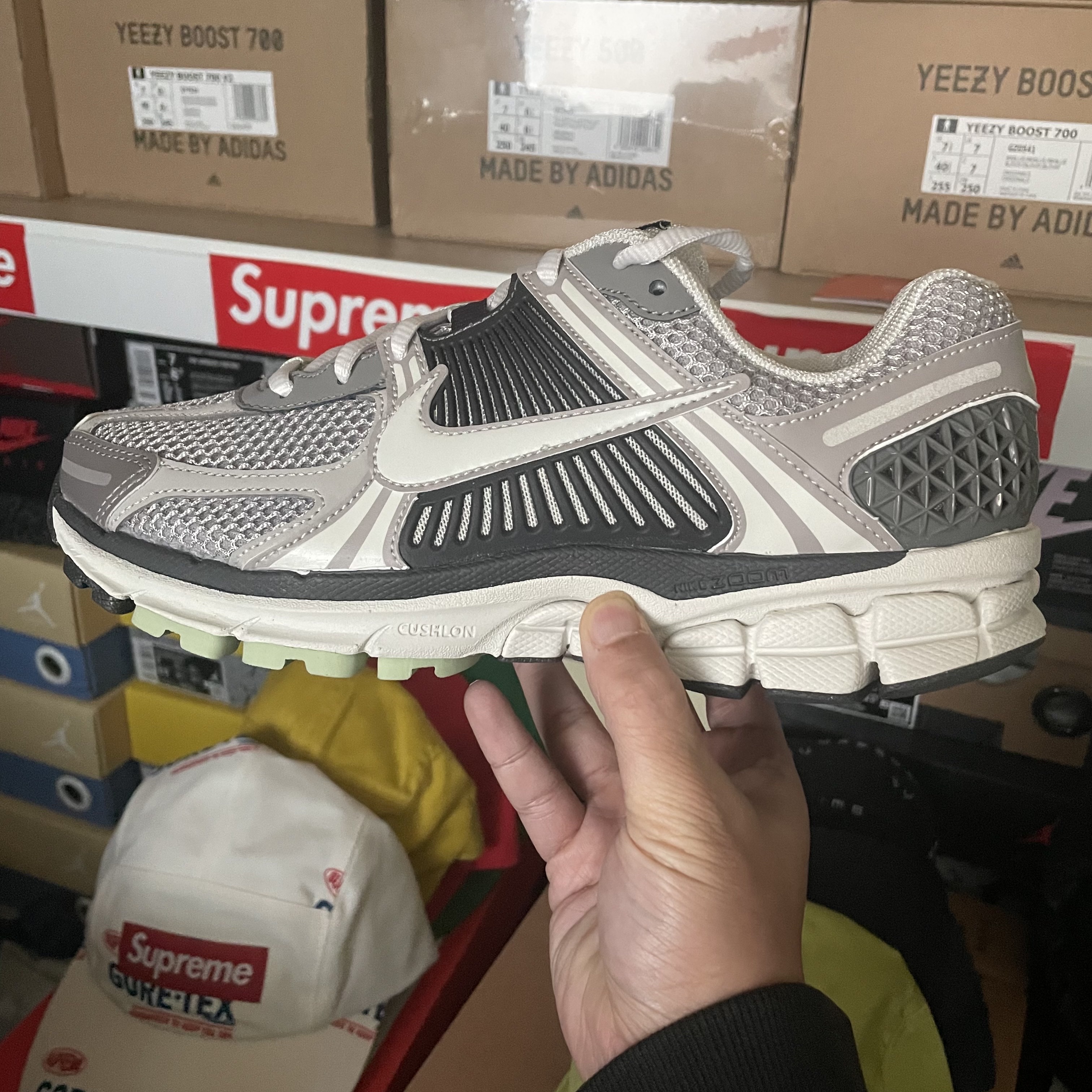 Supreme Gore-Tex Polartec Long Bill Camp Cap Natural Logos - 22SS, (W) Nike Zoom Vomero 5 Cobblestone and Flat Pewter 착용 스타일