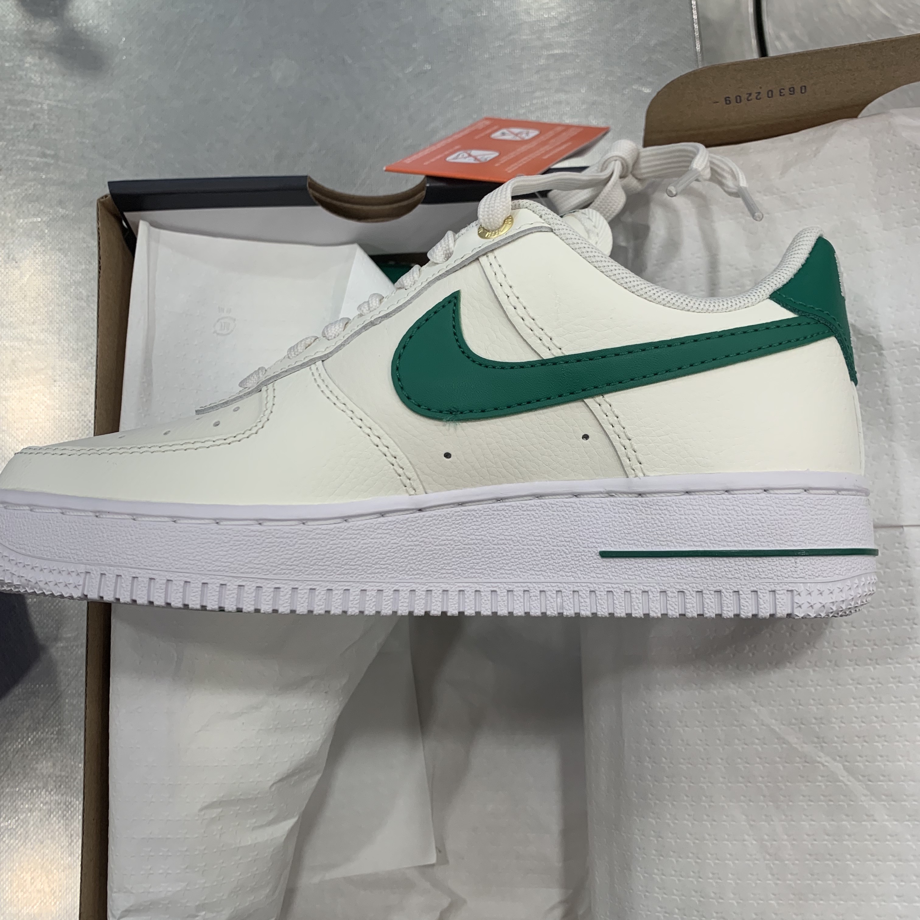 Nike Air Force 1 '07 LV8 40th Anniversary Join Forces Sail Malachite 착용 스타일 - 2