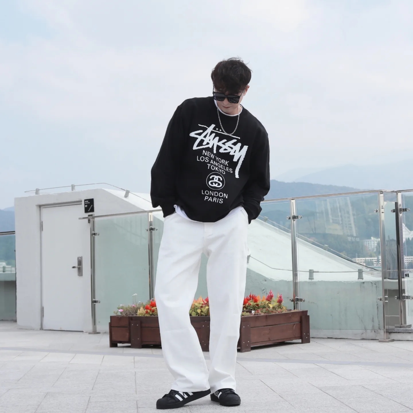 Stussy World Tour Crew Black 2022, Adidas Superstar Core Black White 착용 스타일 - 2