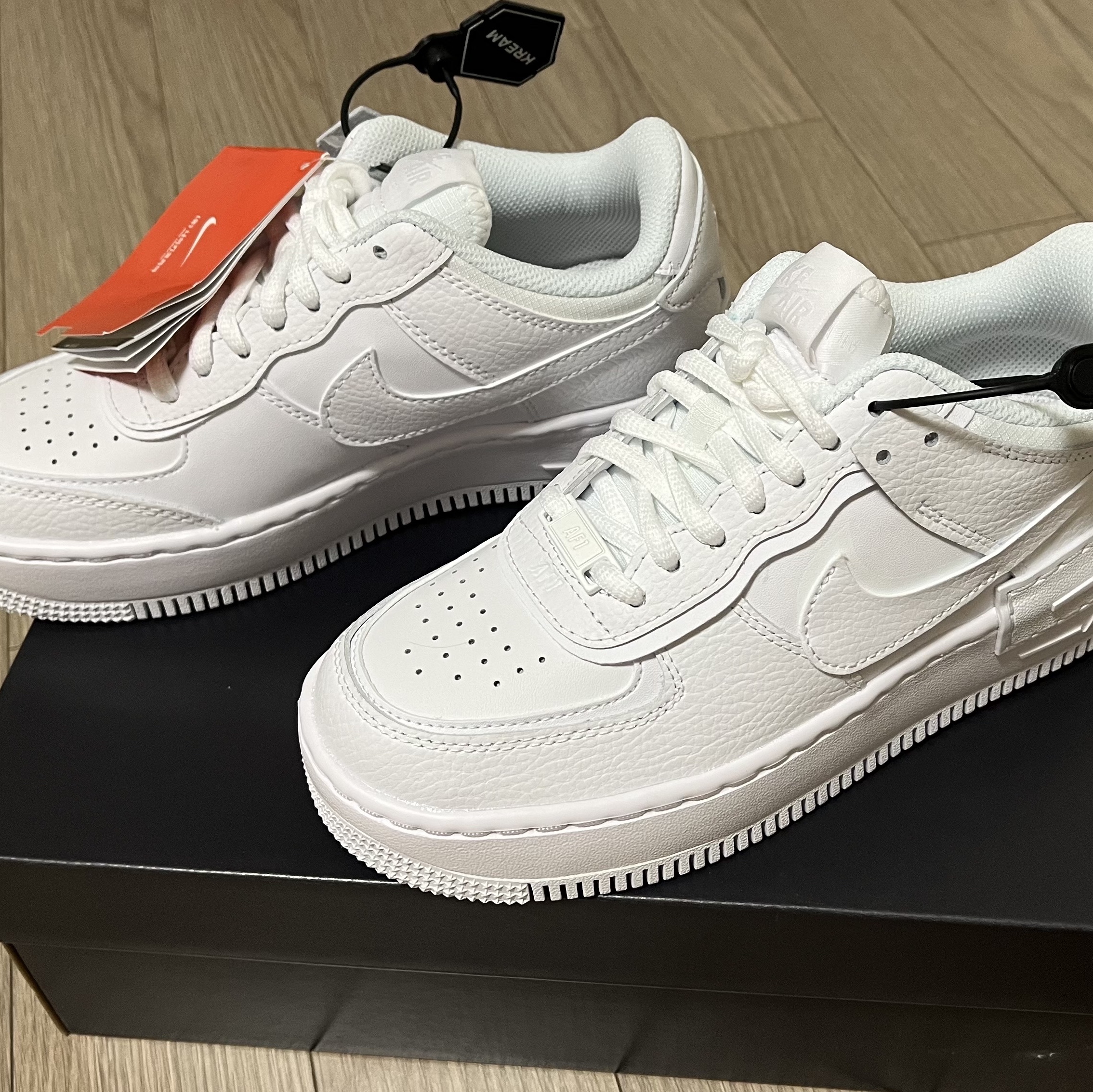 (W) Nike Air Force 1 Shadow Triple White 착용 스타일 - 2